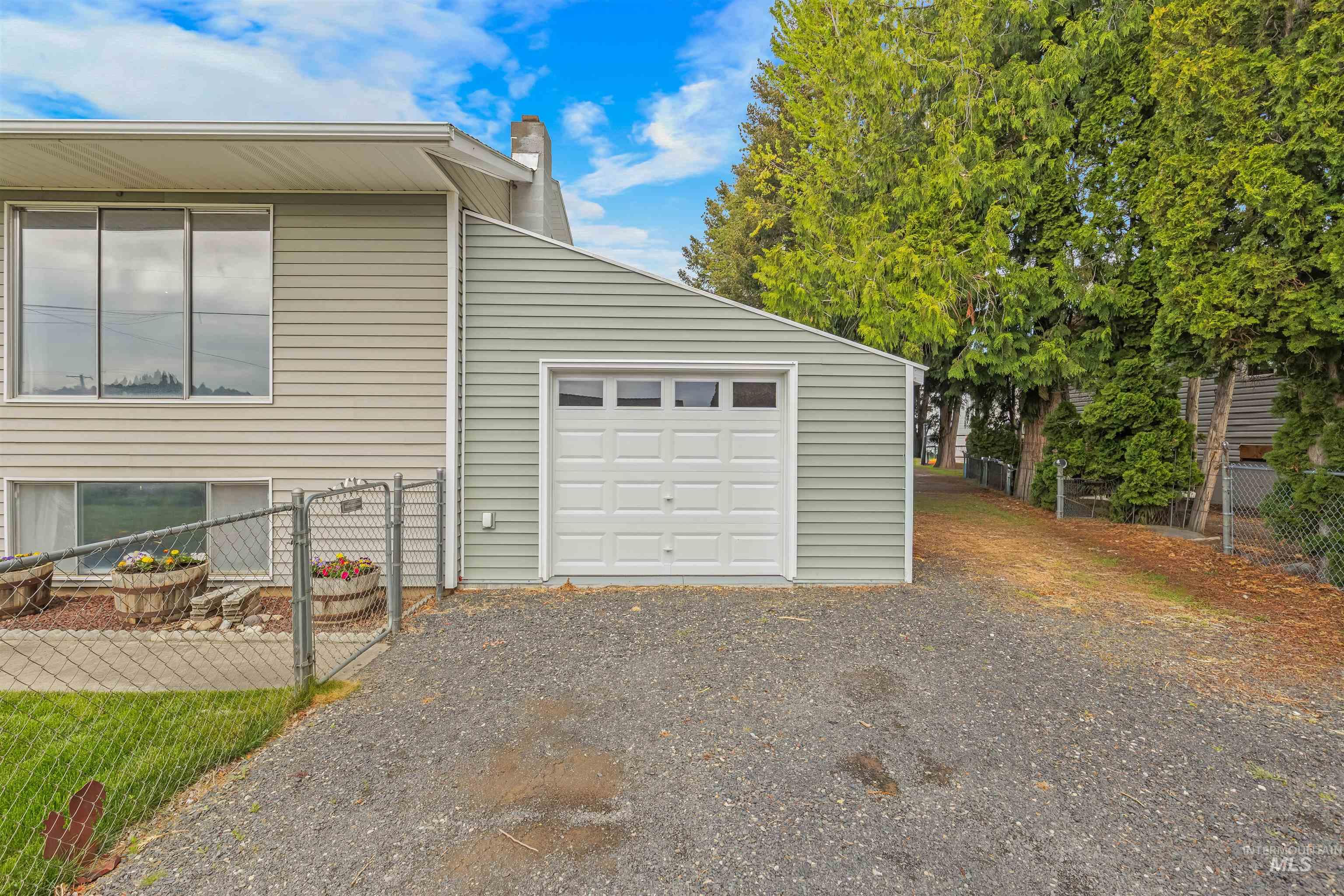 1409 Hemlock Ave, Lewiston, Idaho 83501, 5 Bedrooms, 2 Bathrooms, Residential For Sale, Price $420,000,MLS 98983601