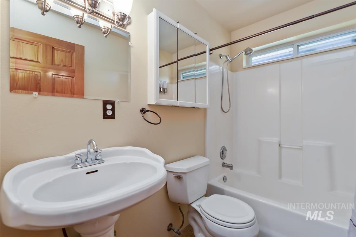 23113 Lansing Lane, Middleton, Idaho 83644, 3 Bedrooms, 2 Bathrooms, Residential For Sale, Price $905,000,MLS 98983608