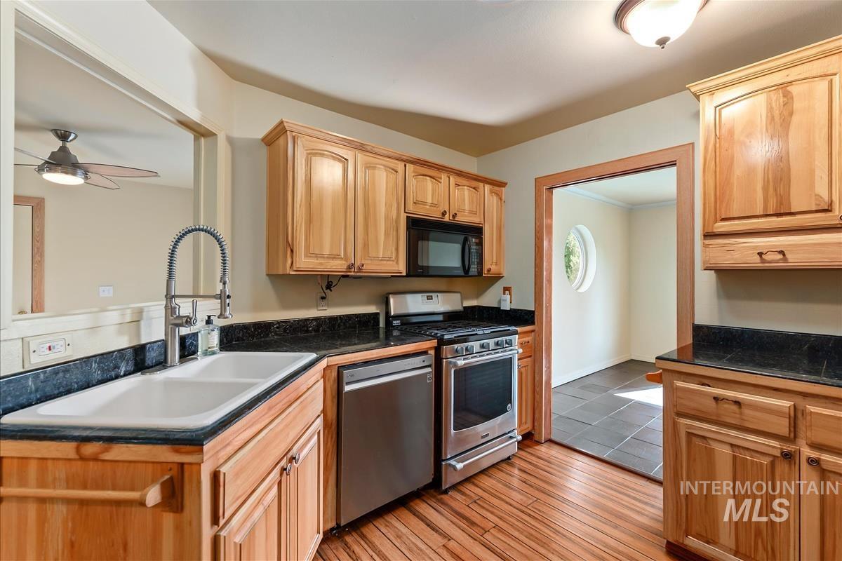 23113 Lansing Lane, Middleton, Idaho 83644, 3 Bedrooms, 2 Bathrooms, Residential For Sale, Price $905,000,MLS 98983608