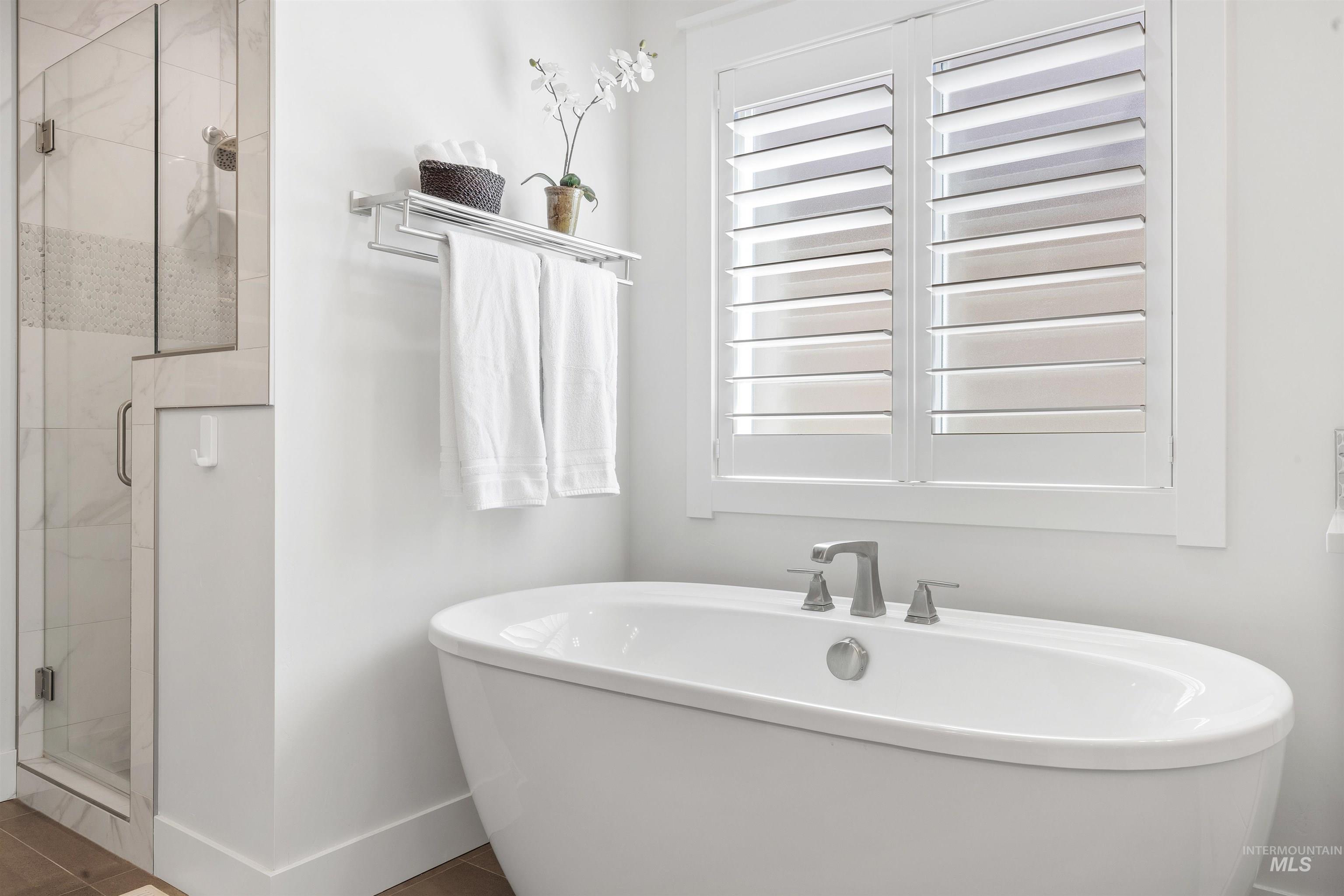 1360 E Azan St, Meridian, Idaho 83646-7725, 3 Bedrooms, 3 Bathrooms, Residential For Sale, Price $889,777,MLS 98983609