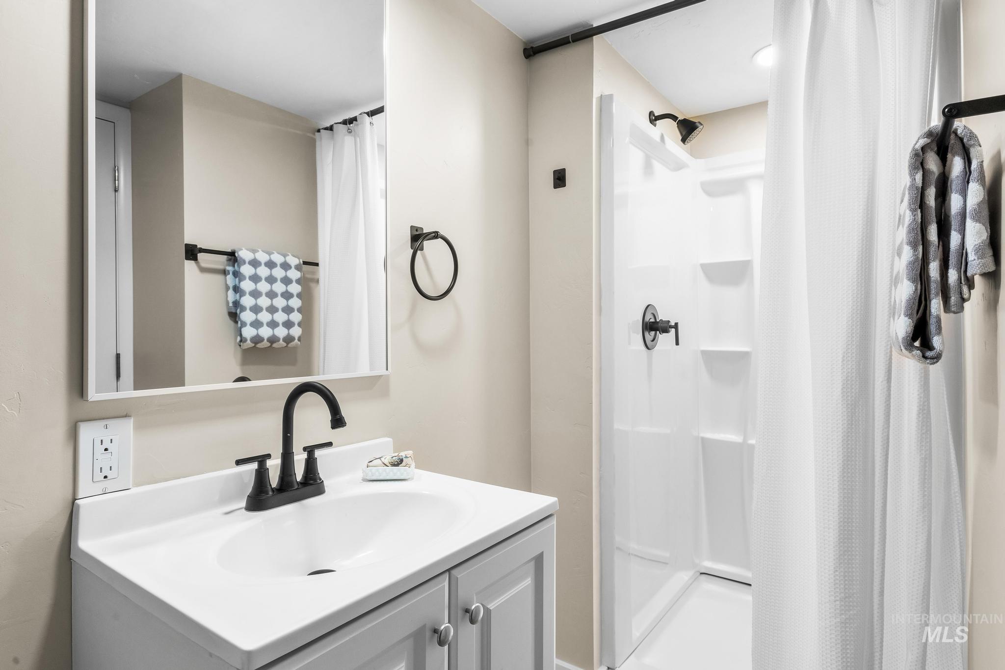 801 S 18th Ave, Caldwell, Idaho 83605, 5 Bedrooms, 2 Bathrooms, Residential For Sale, Price $474,900, 98983619