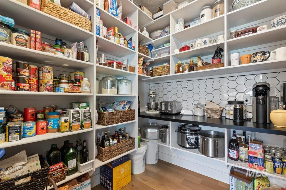 16154 Pinehurst Way, Caldwell, Idaho 83607, 3 Bedrooms, 3 Bathrooms, Residential For Sale, Price $930,000,MLS 98983635