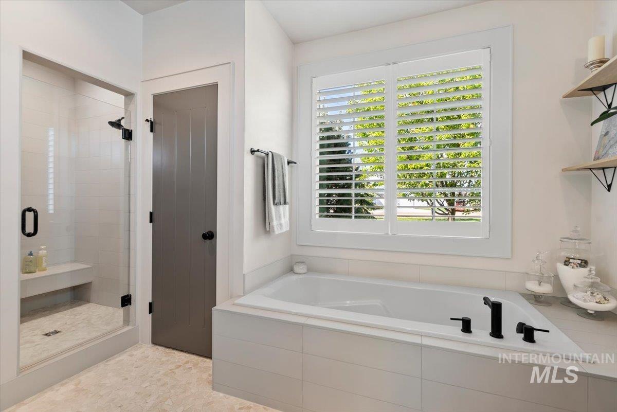 16154 Pinehurst Way, Caldwell, Idaho 83607, 3 Bedrooms, 3 Bathrooms, Residential For Sale, Price $930,000,MLS 98983635