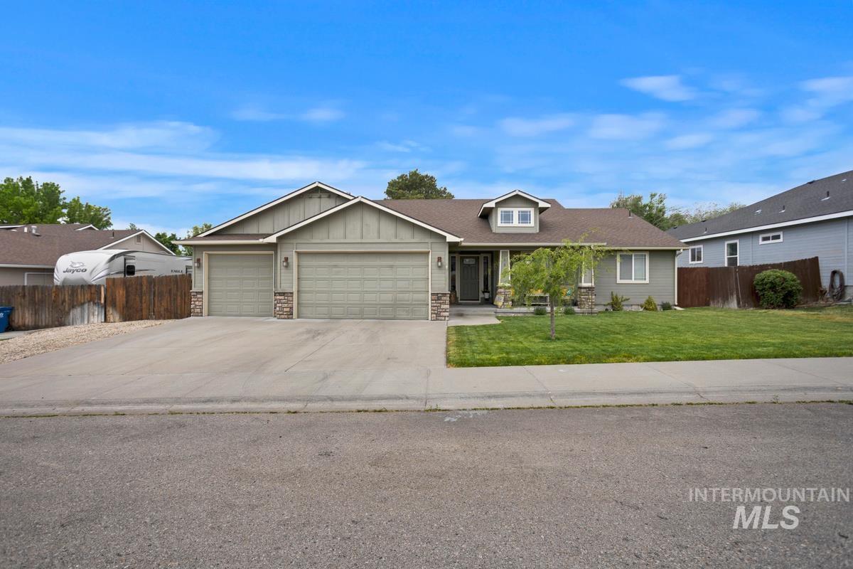 1557 NE Cinder Loop, Mountain Home, Idaho 83647-0000, 3 Bedrooms, 2 Bathrooms, Residential For Sale, Price $393,000, 98983647