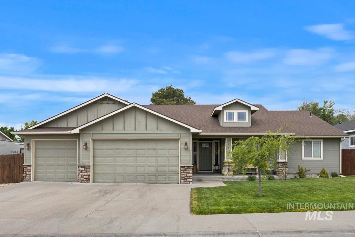 1557 NE Cinder Loop, Mountain Home, Idaho 83647-0000, 3 Bedrooms, 2 Bathrooms, Residential For Sale, Price $393,000, 98983647