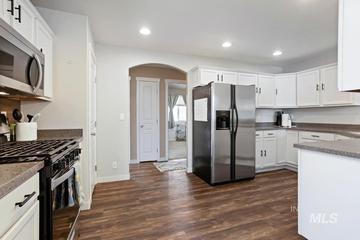 1557 NE Cinder Loop, Mountain Home, Idaho 83647-0000, 3 Bedrooms, 2 Bathrooms, Residential For Sale, Price $393,000, 98983647