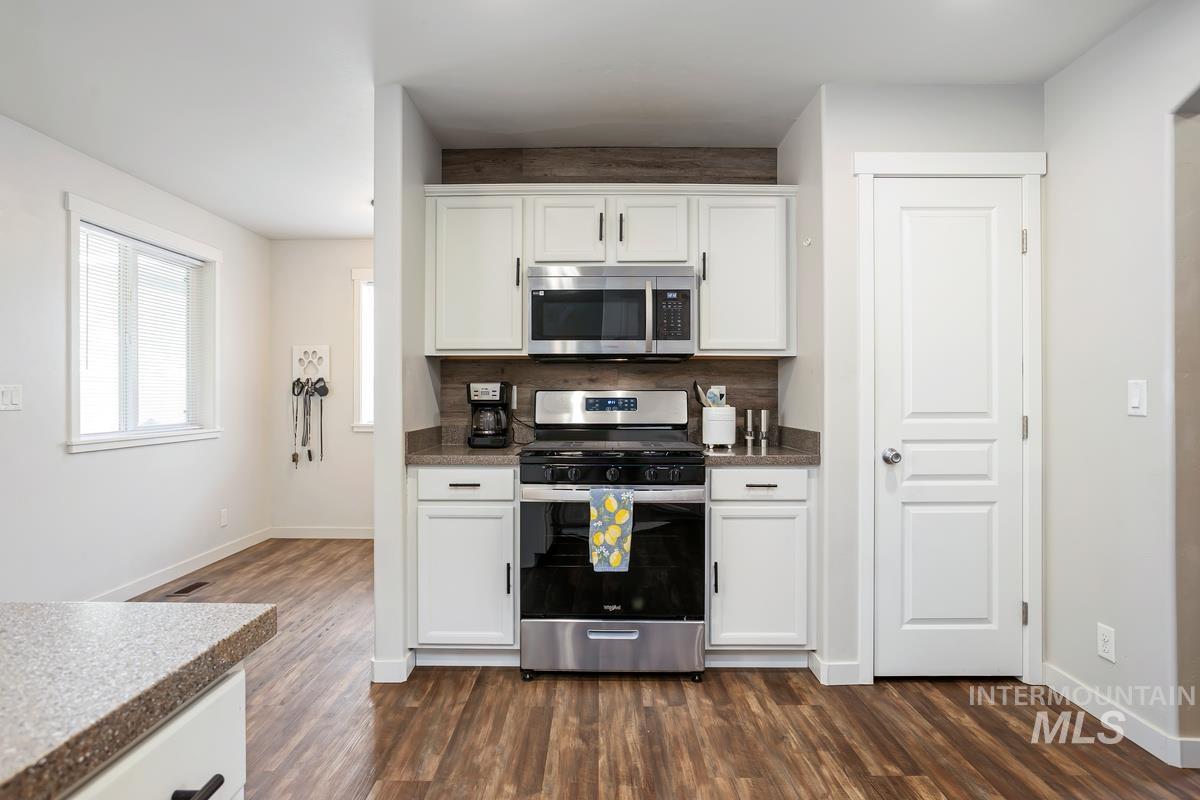 1557 NE Cinder Loop, Mountain Home, Idaho 83647-0000, 3 Bedrooms, 2 Bathrooms, Residential For Sale, Price $393,000, 98983647