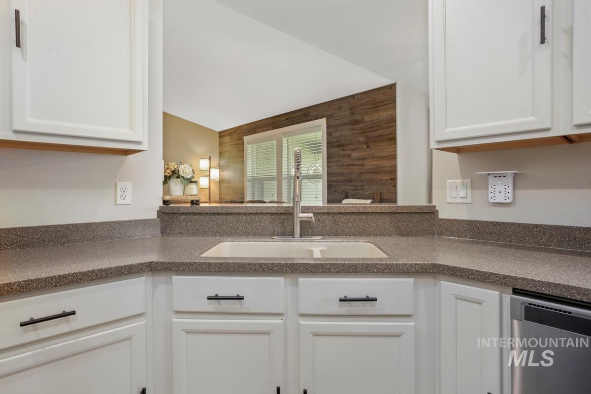 1557 NE Cinder Loop, Mountain Home, Idaho 83647-0000, 3 Bedrooms, 2 Bathrooms, Residential For Sale, Price $393,000, 98983647