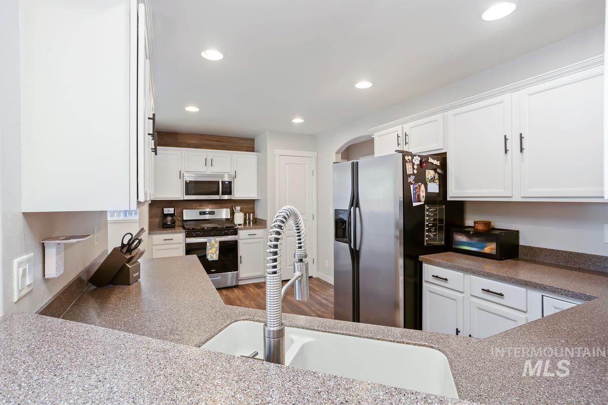 1557 NE Cinder Loop, Mountain Home, Idaho 83647-0000, 3 Bedrooms, 2 Bathrooms, Residential For Sale, Price $393,000, 98983647