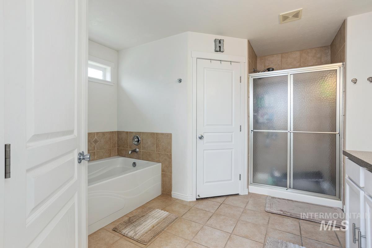 1557 NE Cinder Loop, Mountain Home, Idaho 83647-0000, 3 Bedrooms, 2 Bathrooms, Residential For Sale, Price $393,000, 98983647