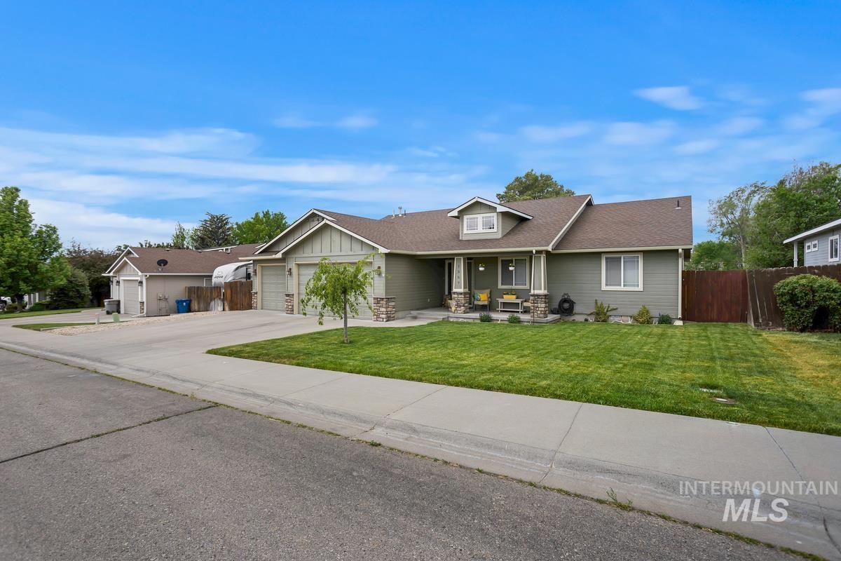 1557 NE Cinder Loop, Mountain Home, Idaho 83647-0000, 3 Bedrooms, 2 Bathrooms, Residential For Sale, Price $393,000, 98983647