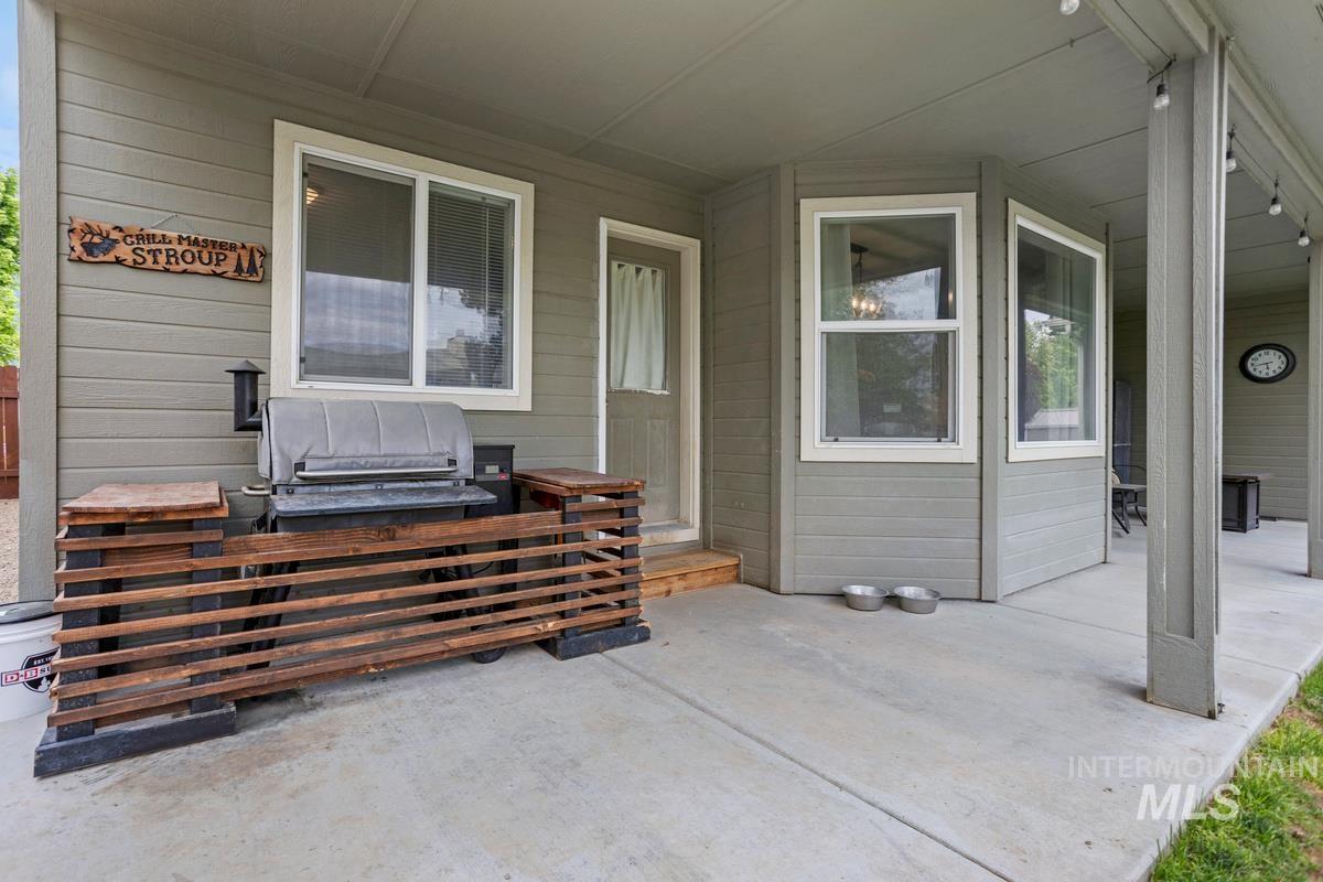 1557 NE Cinder Loop, Mountain Home, Idaho 83647-0000, 3 Bedrooms, 2 Bathrooms, Residential For Sale, Price $393,000, 98983647
