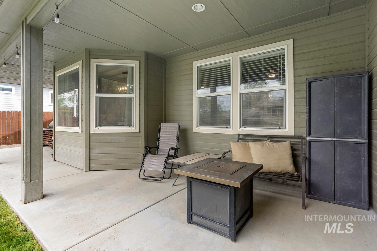 1557 NE Cinder Loop, Mountain Home, Idaho 83647-0000, 3 Bedrooms, 2 Bathrooms, Residential For Sale, Price $393,000, 98983647