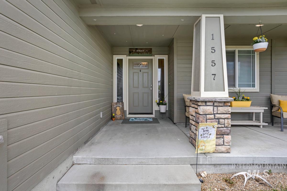 1557 NE Cinder Loop, Mountain Home, Idaho 83647-0000, 3 Bedrooms, 2 Bathrooms, Residential For Sale, Price $393,000, 98983647