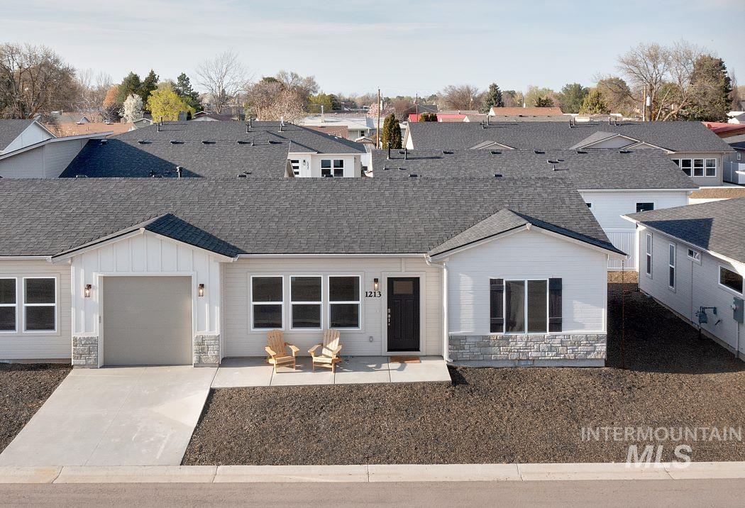 1213 Phillips Circle, Ontario, Oregon 97914-3905, 2 Bedrooms, 2 Bathrooms, Residential For Sale, Price $270,000, 98983650