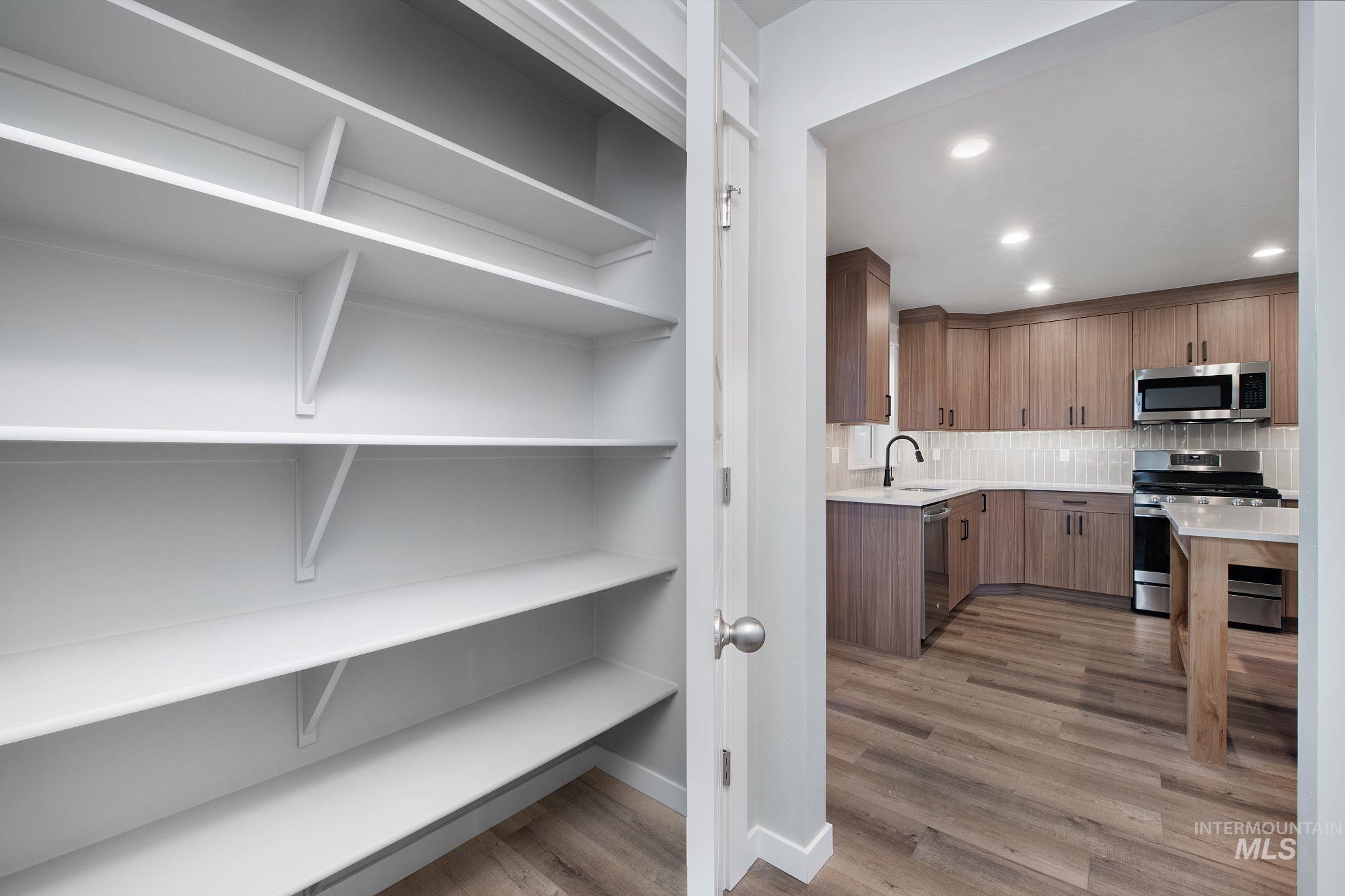 1213 Phillips Circle, Ontario, Oregon 97914-3905, 2 Bedrooms, 2 Bathrooms, Residential For Sale, Price $270,000, 98983650