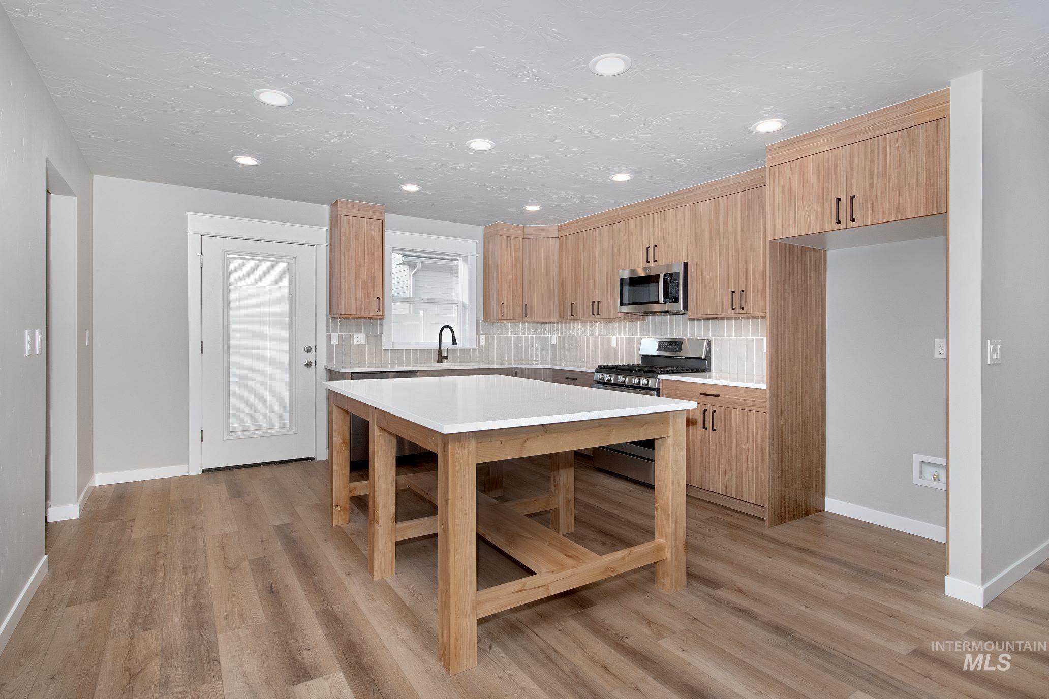 1213 Phillips Circle, Ontario, Oregon 97914-3905, 2 Bedrooms, 2 Bathrooms, Residential For Sale, Price $270,000, 98983650