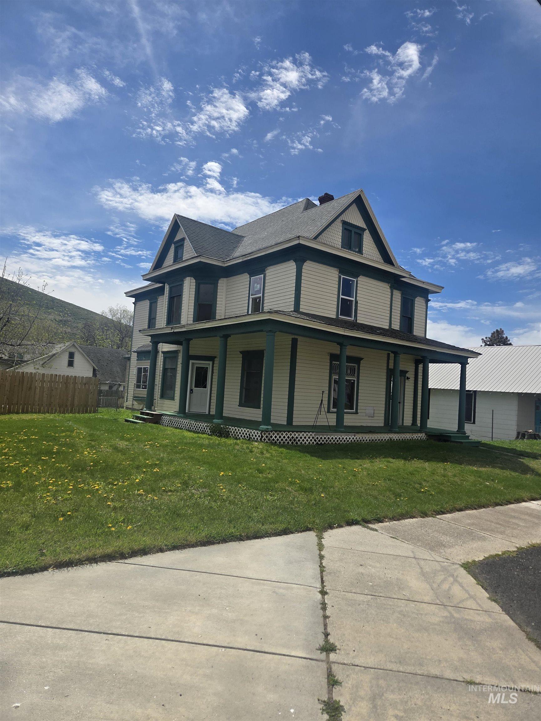 986 Columbia Street, Pomeroy, Washington 99347, 6 Bedrooms, 2 Bathrooms, Residential For Sale, Price $259,000, 98983658