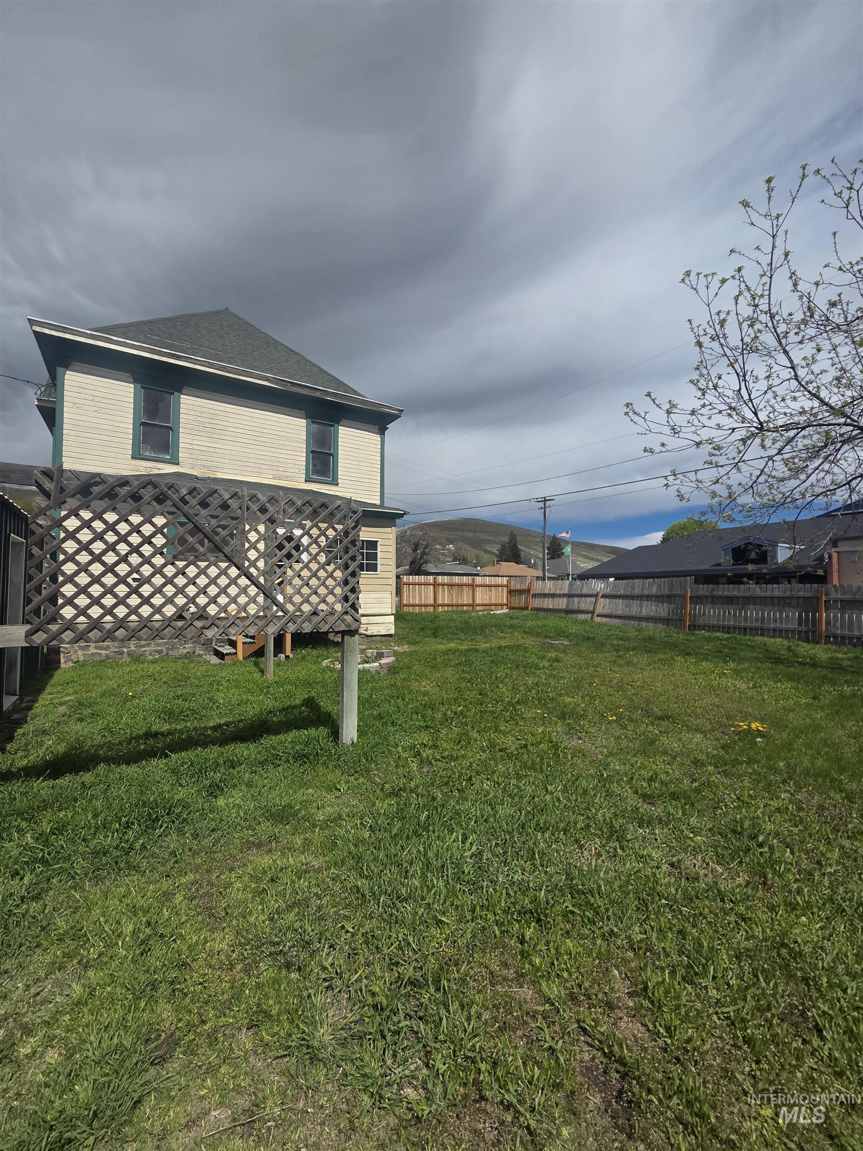 986 Columbia Street, Pomeroy, Washington 99347, 6 Bedrooms, 2 Bathrooms, Residential For Sale, Price $259,000, 98983658