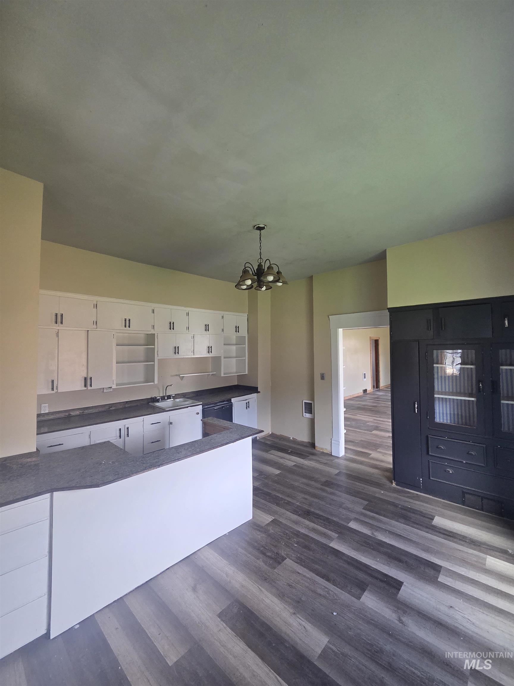 986 Columbia Street, Pomeroy, Washington 99347, 6 Bedrooms, 2 Bathrooms, Residential For Sale, Price $259,000, 98983658