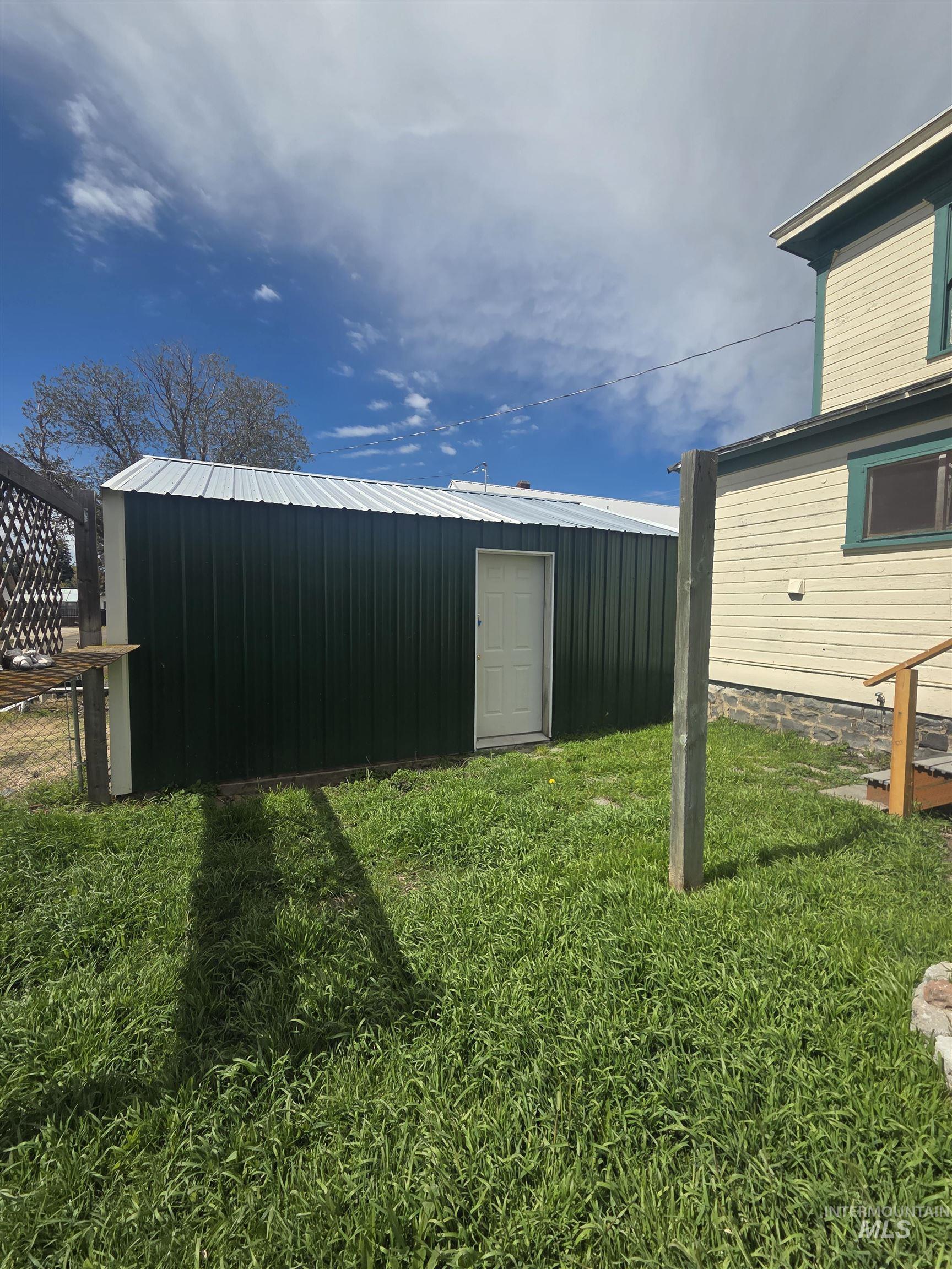 986 Columbia Street, Pomeroy, Washington 99347, 6 Bedrooms, 2 Bathrooms, Residential For Sale, Price $259,000, 98983658