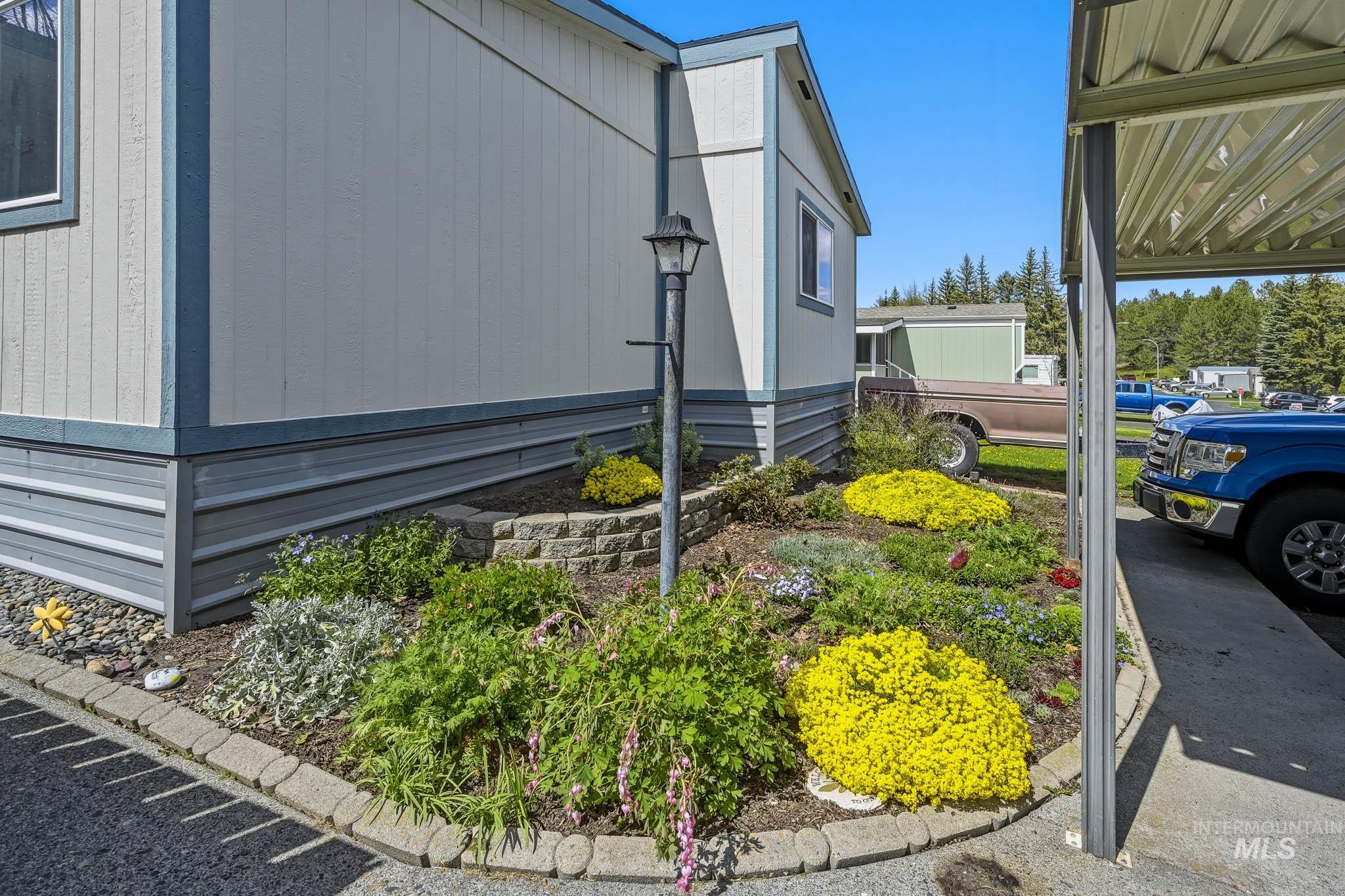 411 N Almon St #223, Moscow, Idaho 83843, 3 Bedrooms, 2 Bathrooms, Residential For Sale, Price $140,000, 98983675