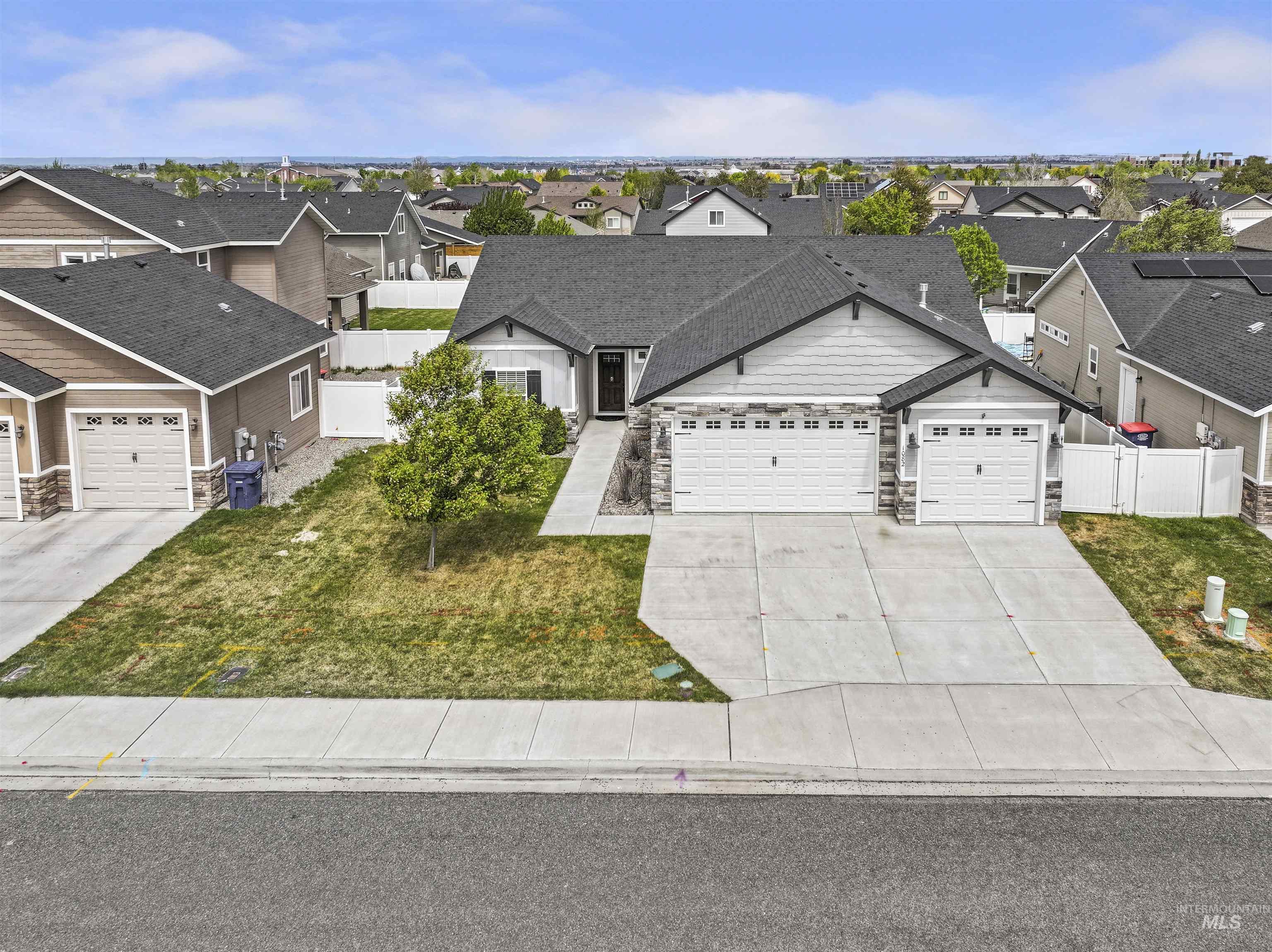 1082 White Birch Ave, Twin Falls, Idaho 83301, 3 Bedrooms, 3 Bathrooms, Residential For Sale, Price $469,000,MLS 98983689