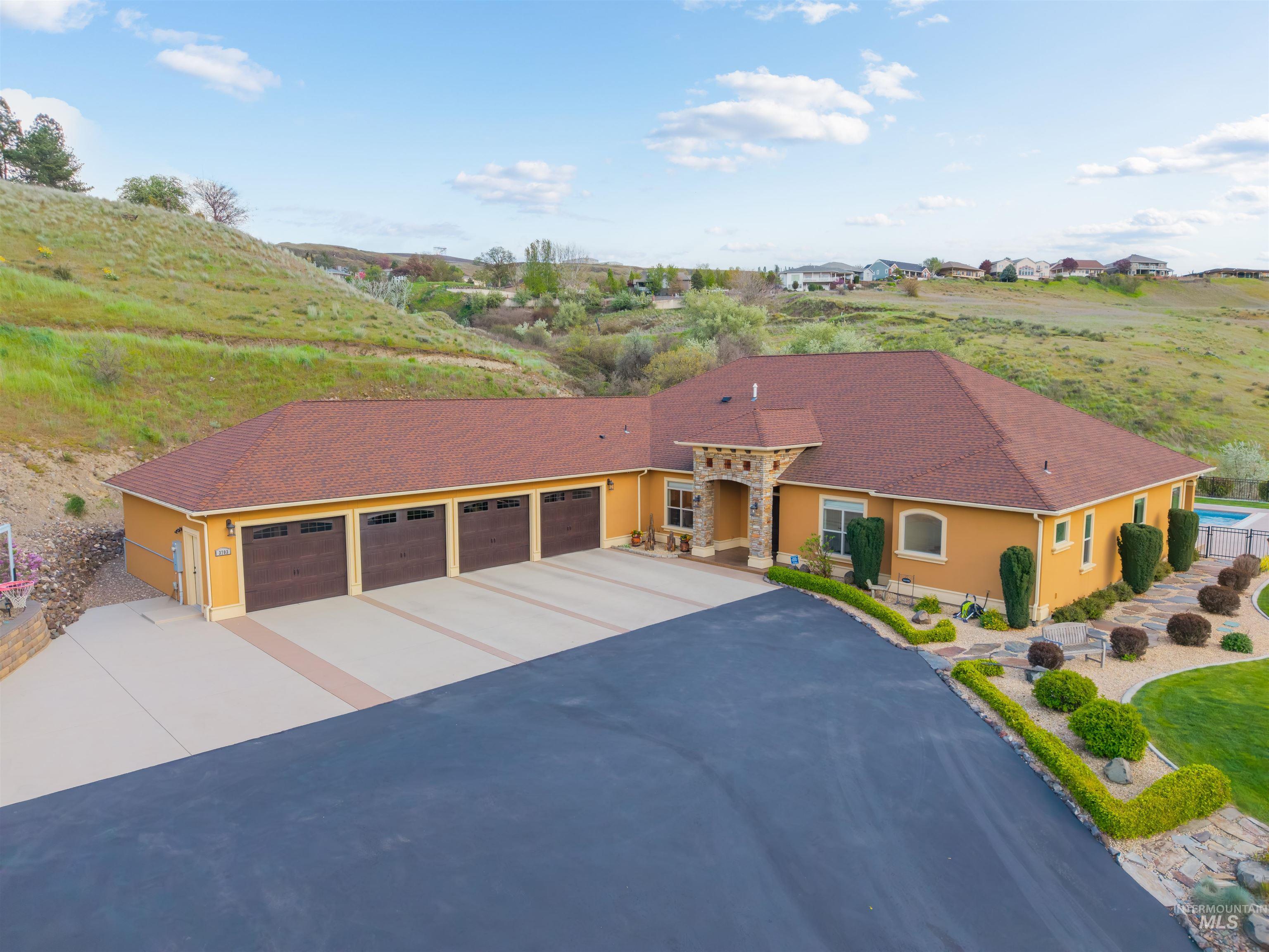 3703 Rio Vista Dr., Lewiston, Idaho 83501, 5 Bedrooms, 3 Bathrooms, Residential For Sale, Price $1,275,000, 98983690