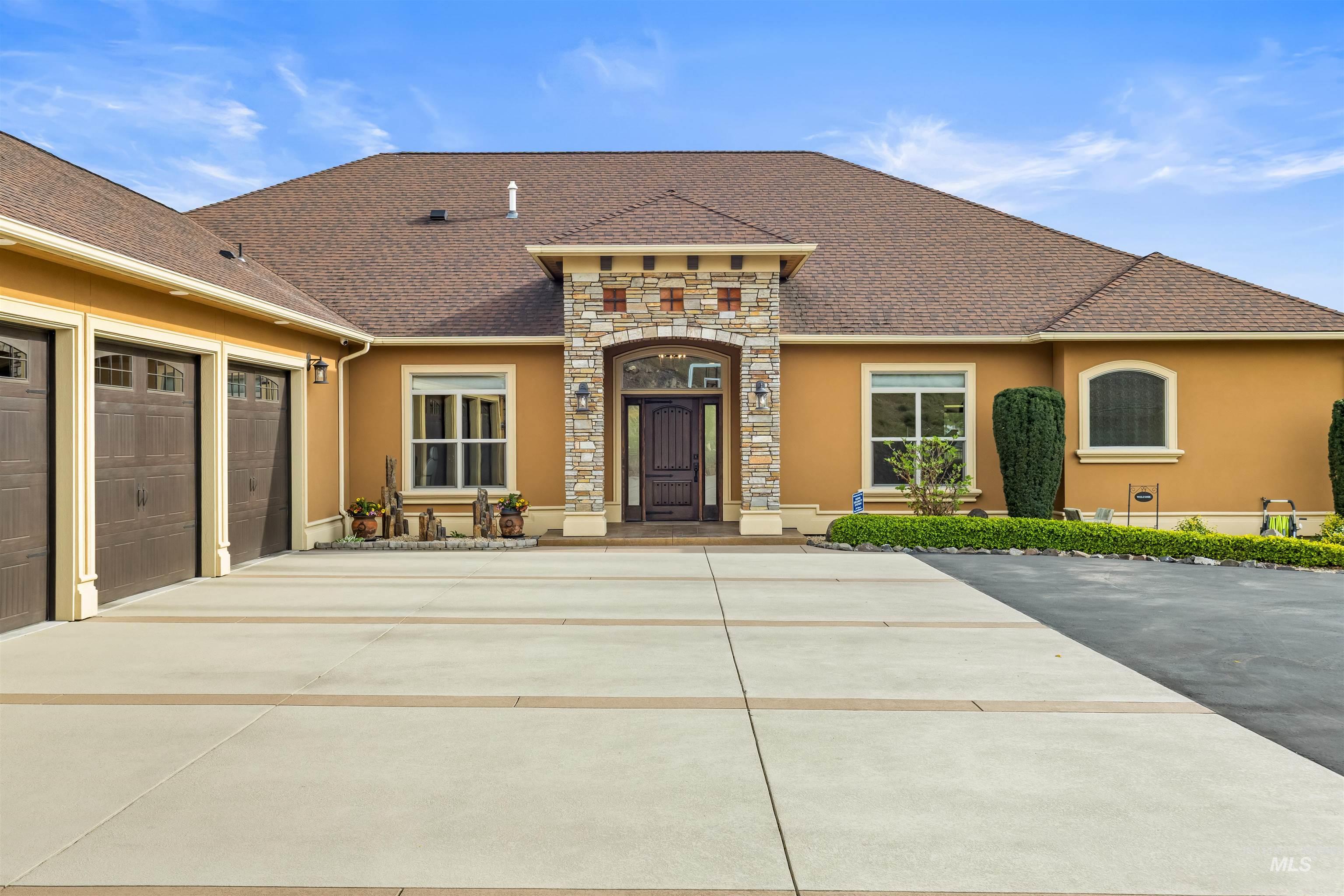 3703 Rio Vista Dr., Lewiston, Idaho 83501, 5 Bedrooms, 3 Bathrooms, Residential For Sale, Price $1,275,000, 98983690