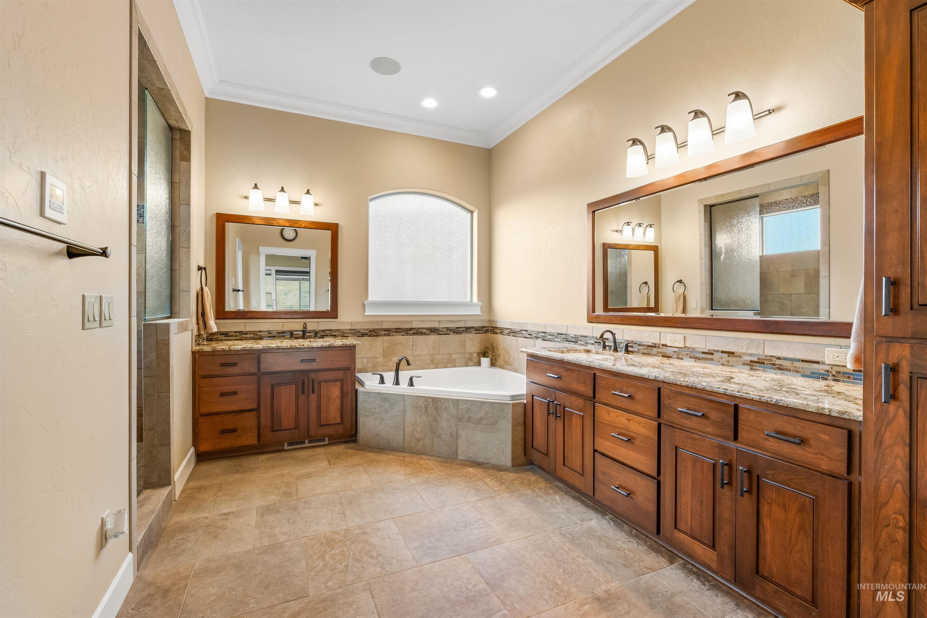 3703 Rio Vista Dr., Lewiston, Idaho 83501, 5 Bedrooms, 3 Bathrooms, Residential For Sale, Price $1,275,000, 98983690