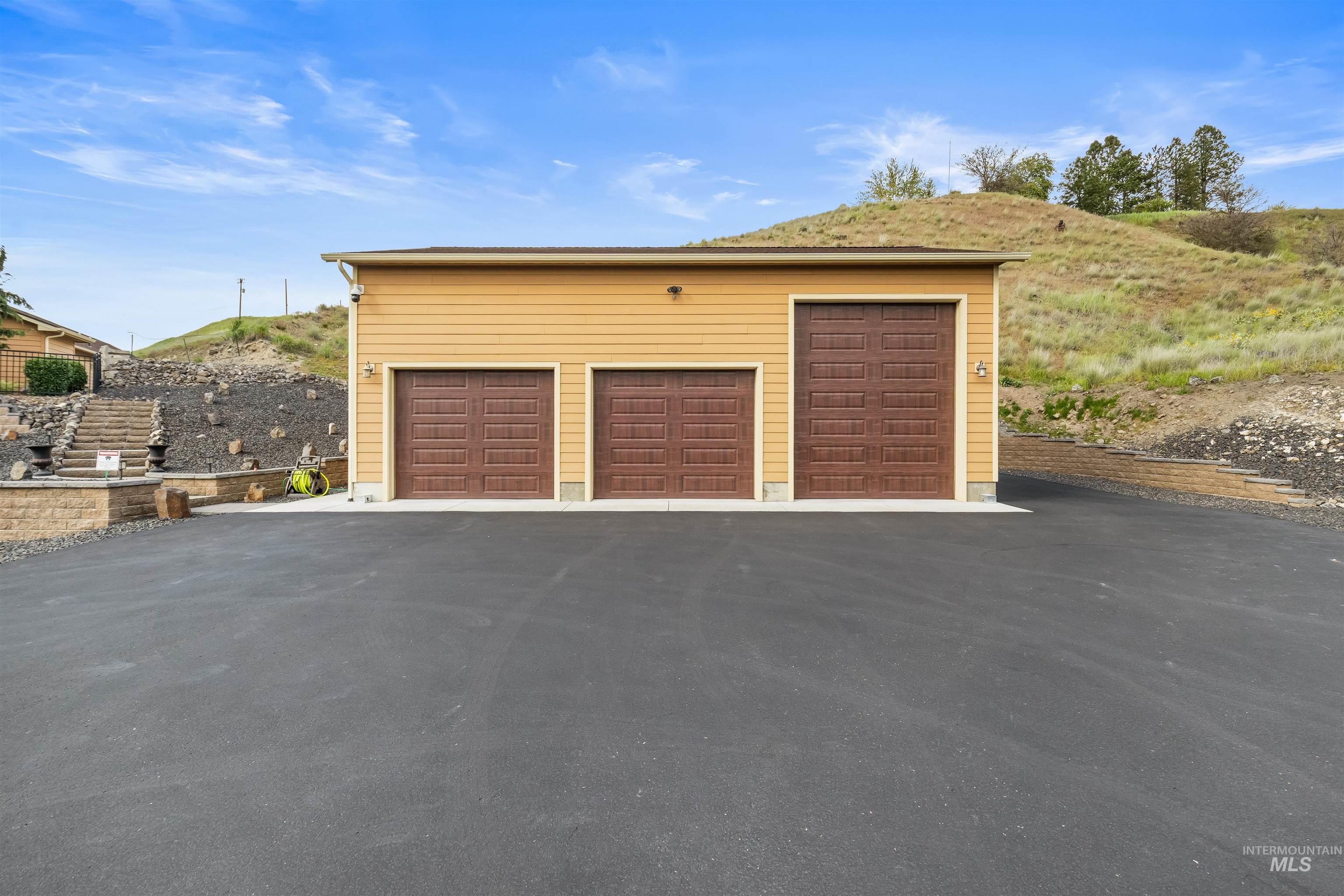 3703 Rio Vista Dr., Lewiston, Idaho 83501, 5 Bedrooms, 3 Bathrooms, Residential For Sale, Price $1,275,000, 98983690
