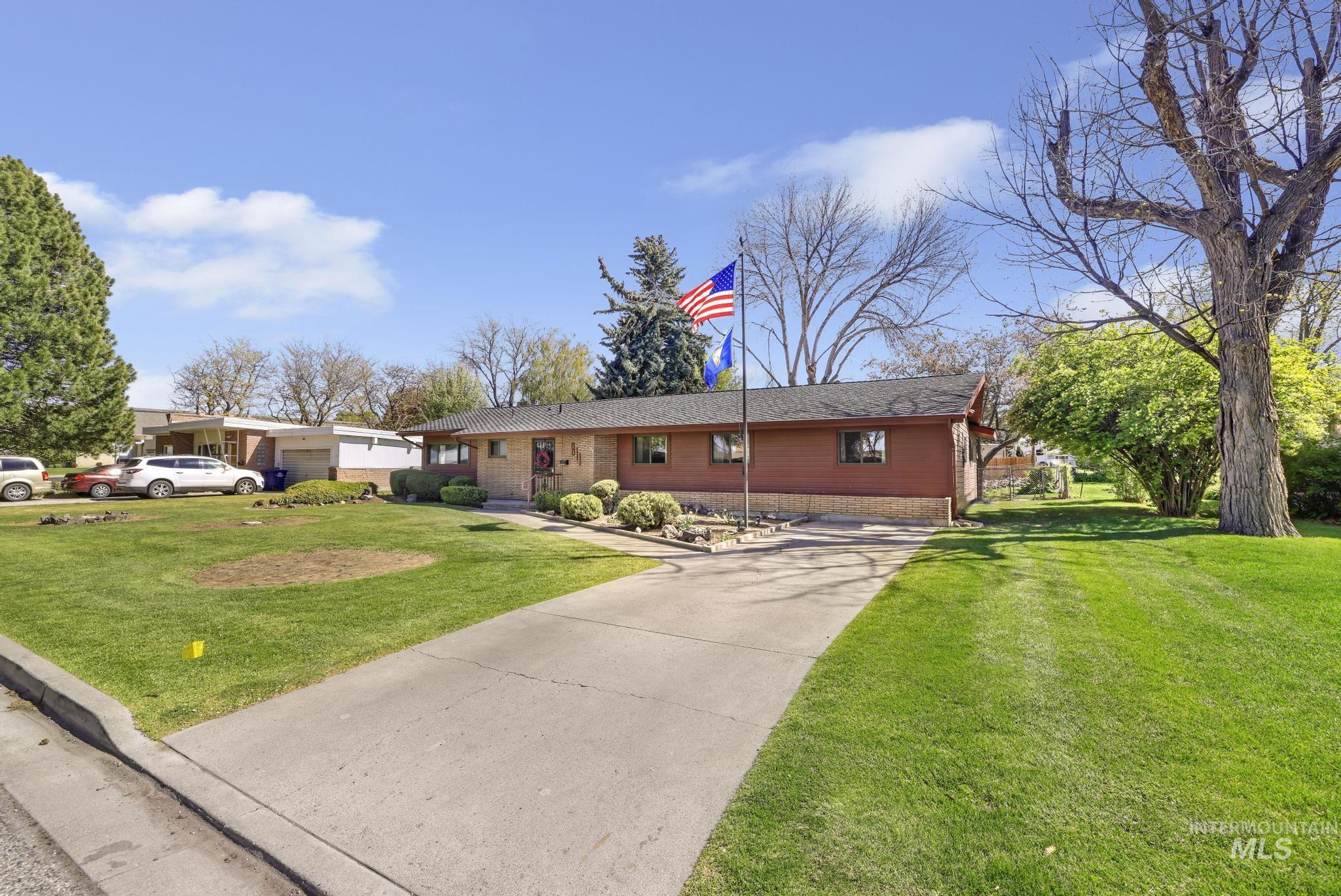 811 E Ave B, Jerome, Idaho 83338-6550, 5 Bedrooms, 2 Bathrooms, Residential For Sale, Price $350,000,MLS 98983692