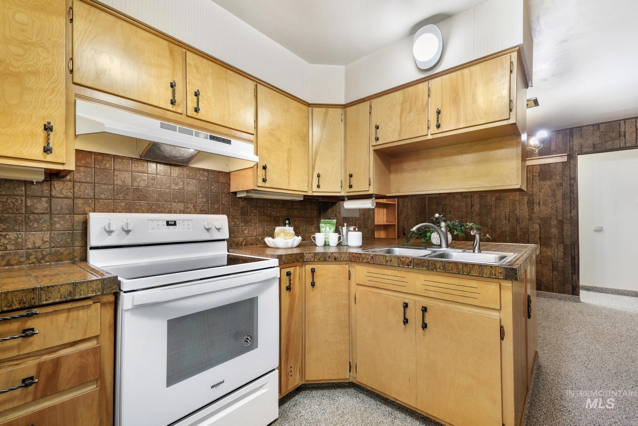 811 E Ave B, Jerome, Idaho 83338-6550, 5 Bedrooms, 2 Bathrooms, Residential For Sale, Price $350,000,MLS 98983692