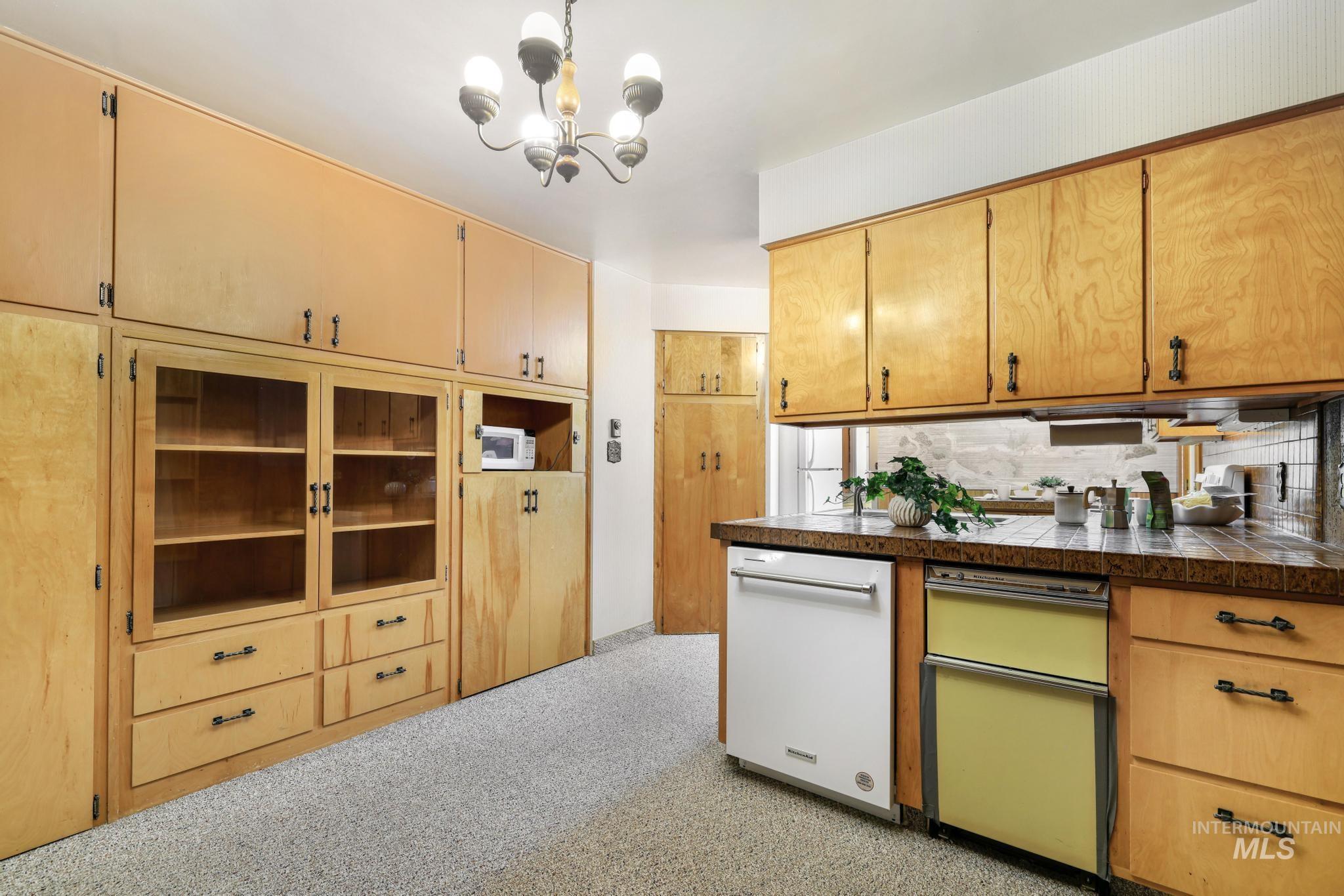 811 E Ave B, Jerome, Idaho 83338-6550, 5 Bedrooms, 2 Bathrooms, Residential For Sale, Price $350,000,MLS 98983692