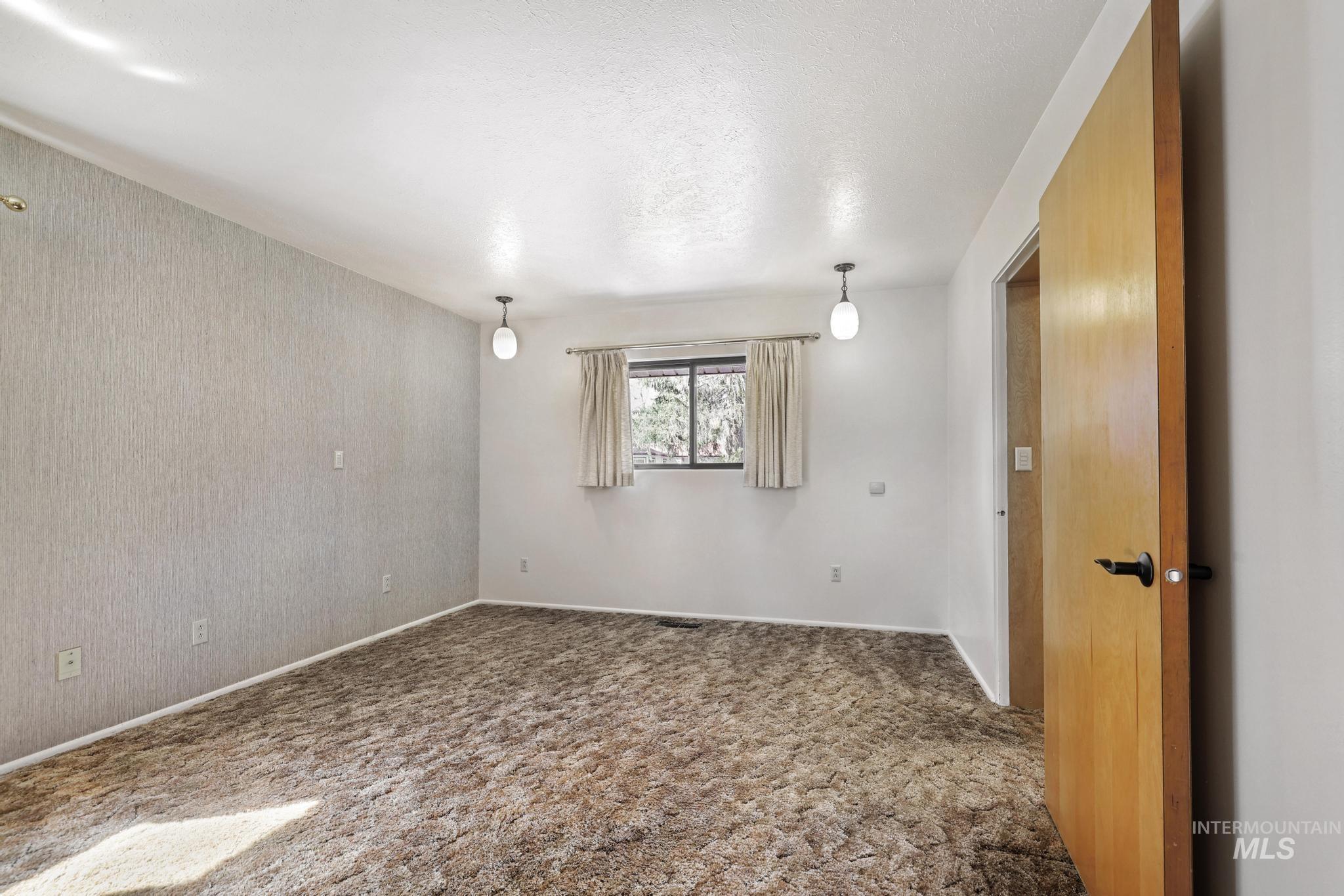 811 E Ave B, Jerome, Idaho 83338-6550, 5 Bedrooms, 2 Bathrooms, Residential For Sale, Price $350,000,MLS 98983692