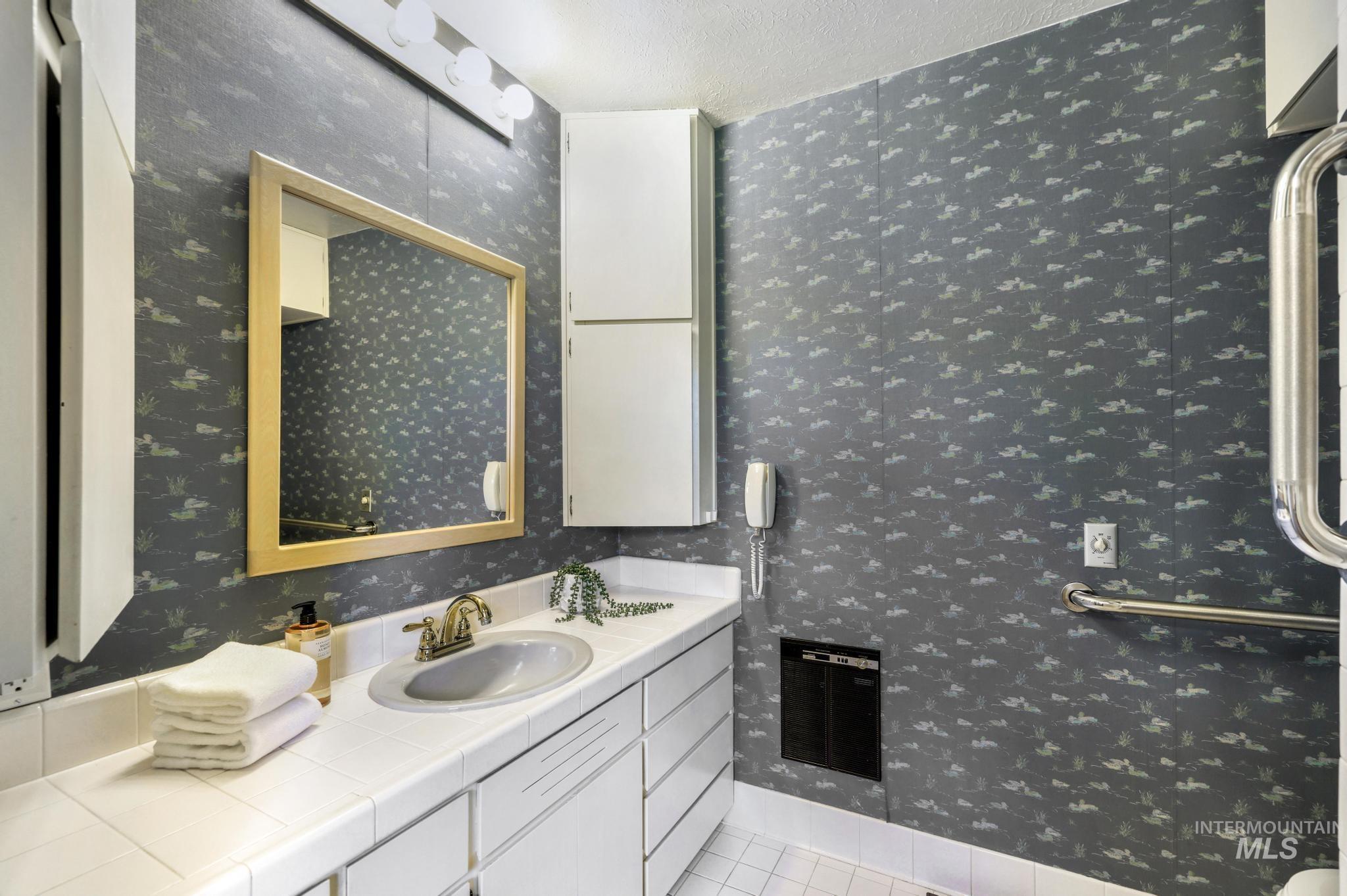 811 E Ave B, Jerome, Idaho 83338-6550, 5 Bedrooms, 2 Bathrooms, Residential For Sale, Price $350,000,MLS 98983692