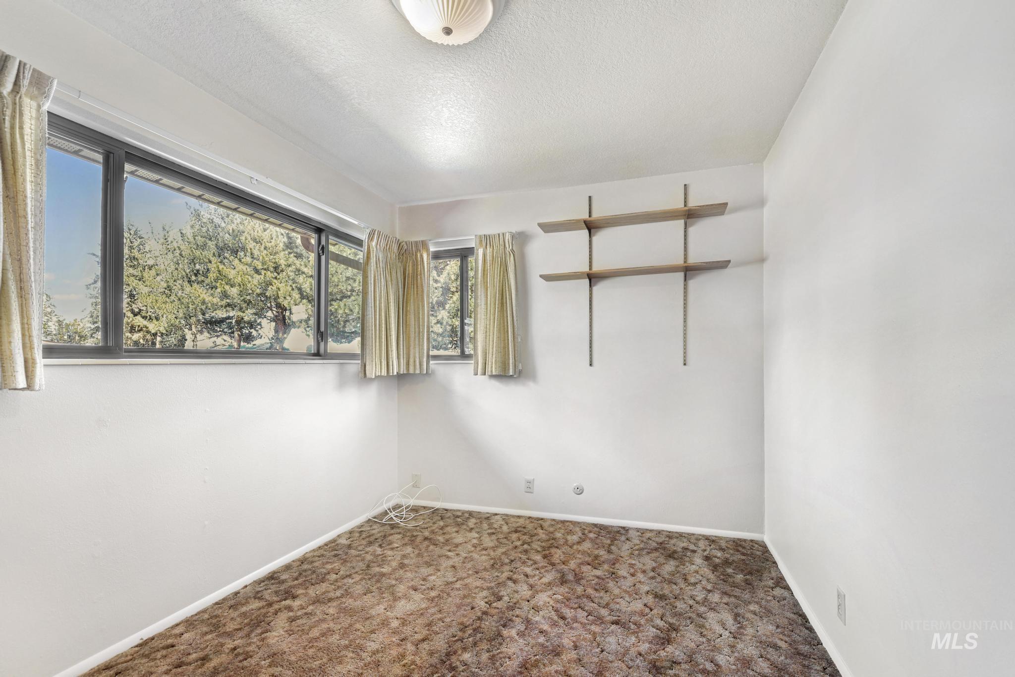 811 E Ave B, Jerome, Idaho 83338-6550, 5 Bedrooms, 2 Bathrooms, Residential For Sale, Price $350,000,MLS 98983692