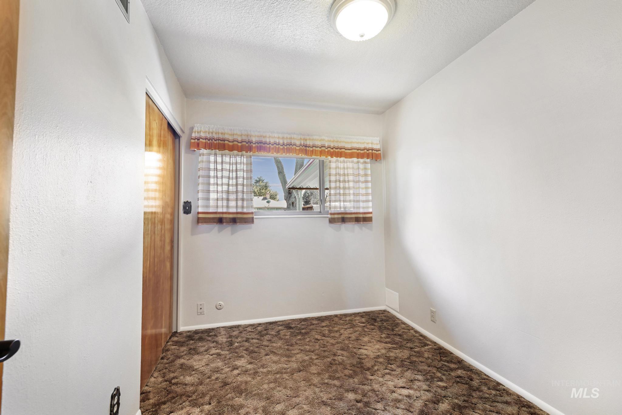 811 E Ave B, Jerome, Idaho 83338-6550, 5 Bedrooms, 2 Bathrooms, Residential For Sale, Price $350,000,MLS 98983692