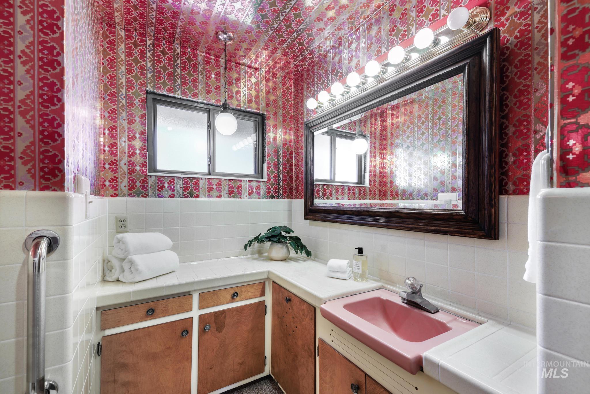 811 E Ave B, Jerome, Idaho 83338-6550, 5 Bedrooms, 2 Bathrooms, Residential For Sale, Price $350,000,MLS 98983692