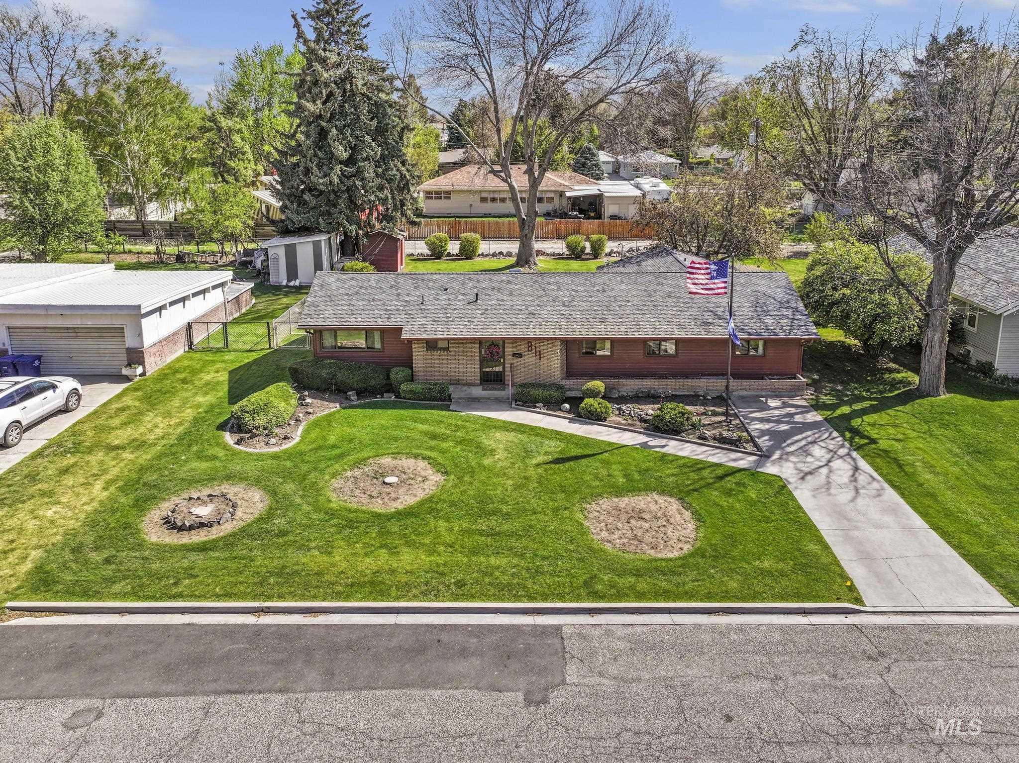 811 E Ave B, Jerome, Idaho 83338-6550, 5 Bedrooms, 2 Bathrooms, Residential For Sale, Price $350,000,MLS 98983692