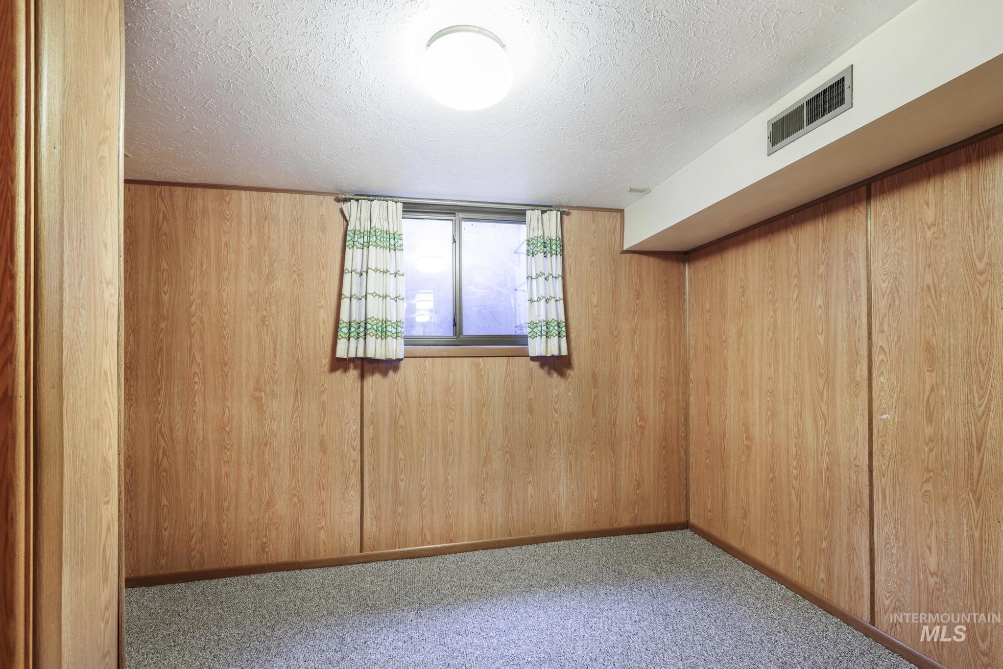 811 E Ave B, Jerome, Idaho 83338-6550, 5 Bedrooms, 2 Bathrooms, Residential For Sale, Price $350,000,MLS 98983692