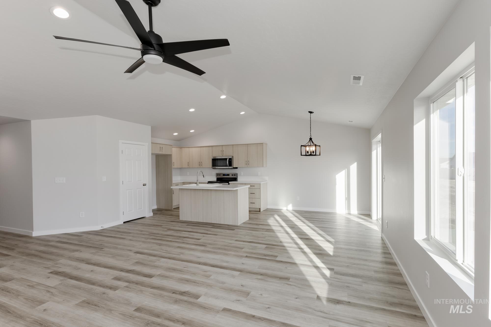 109 Idalou Way, Caldwell, Idaho 83605, 3 Bedrooms, 2 Bathrooms, Residential For Sale, Price $404,990,MLS 98983695