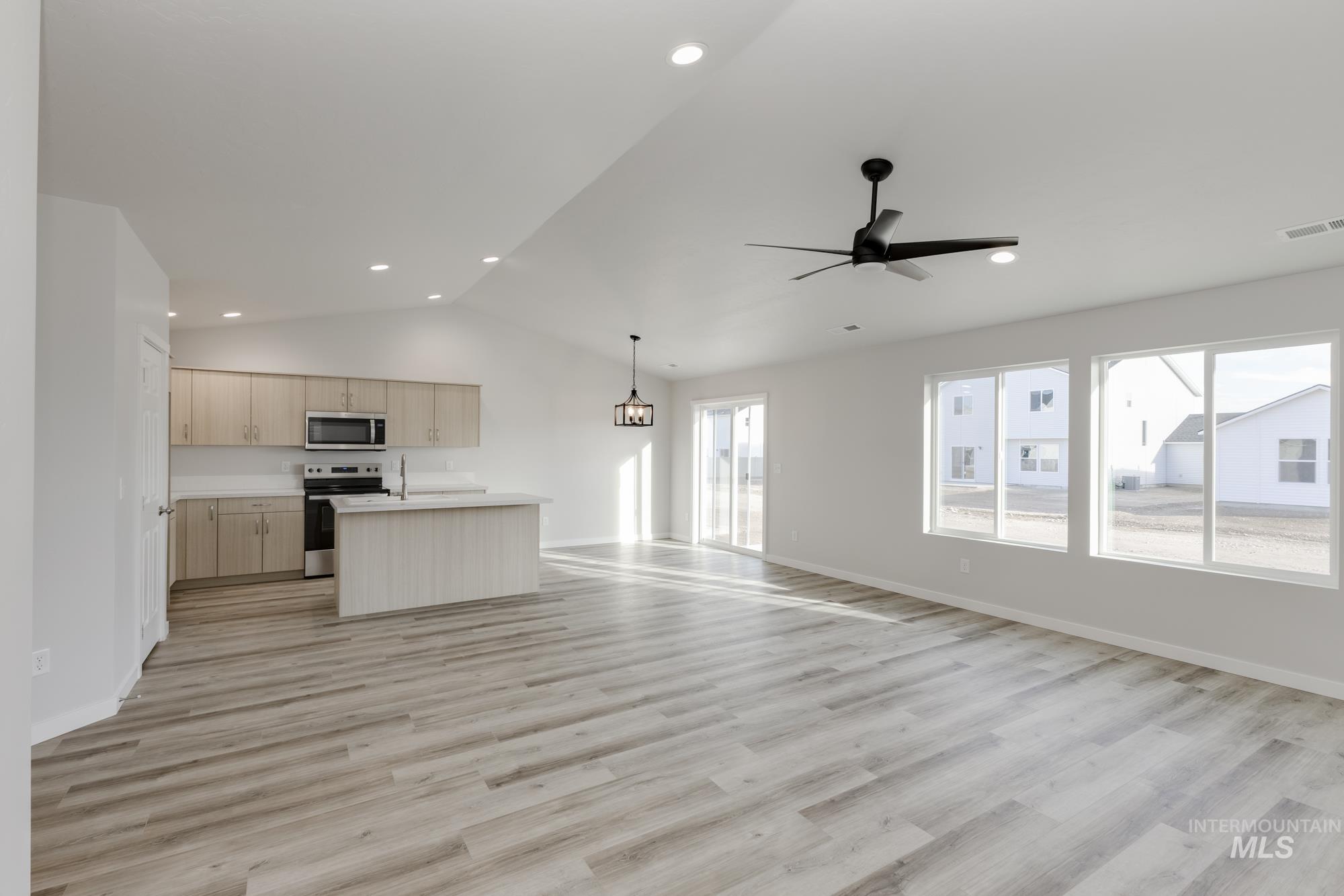 109 Idalou Way, Caldwell, Idaho 83605, 3 Bedrooms, 2 Bathrooms, Residential For Sale, Price $404,990,MLS 98983695
