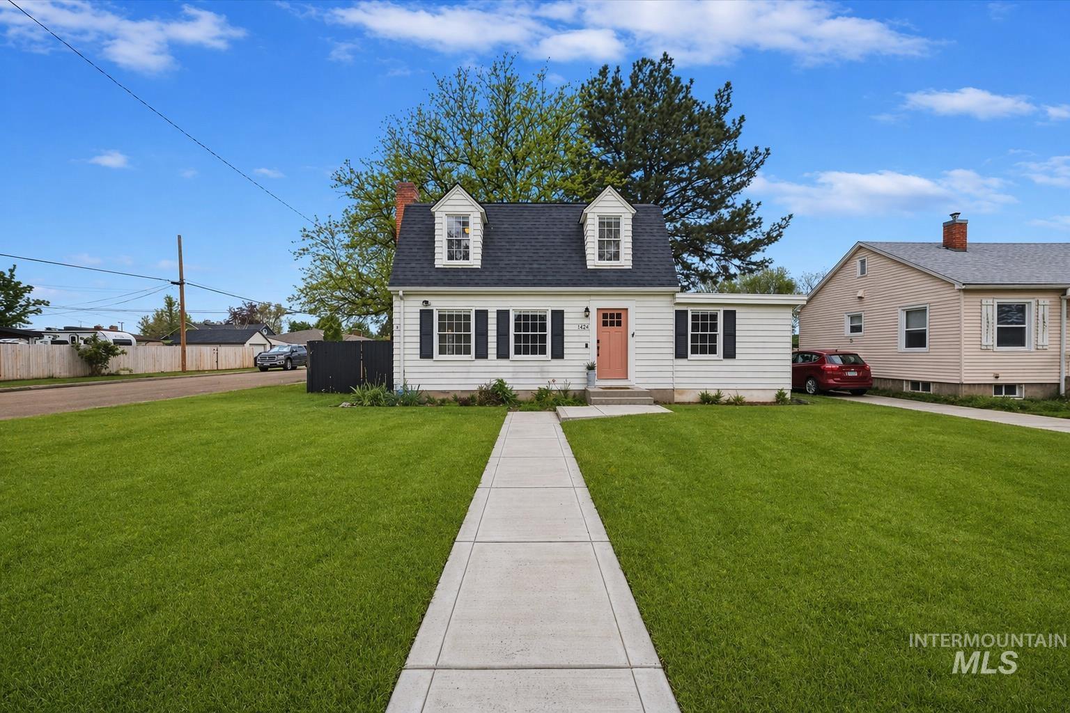 1424 Arlington Ave, Caldwell, Idaho 83605-4613, 3 Bedrooms, 2 Bathrooms, Residential For Sale, Price $465,000,MLS 98983736