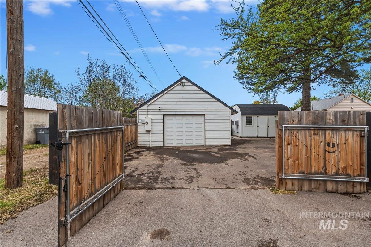 1424 Arlington Ave, Caldwell, Idaho 83605-4613, 3 Bedrooms, 2 Bathrooms, Residential For Sale, Price $465,000,MLS 98983736