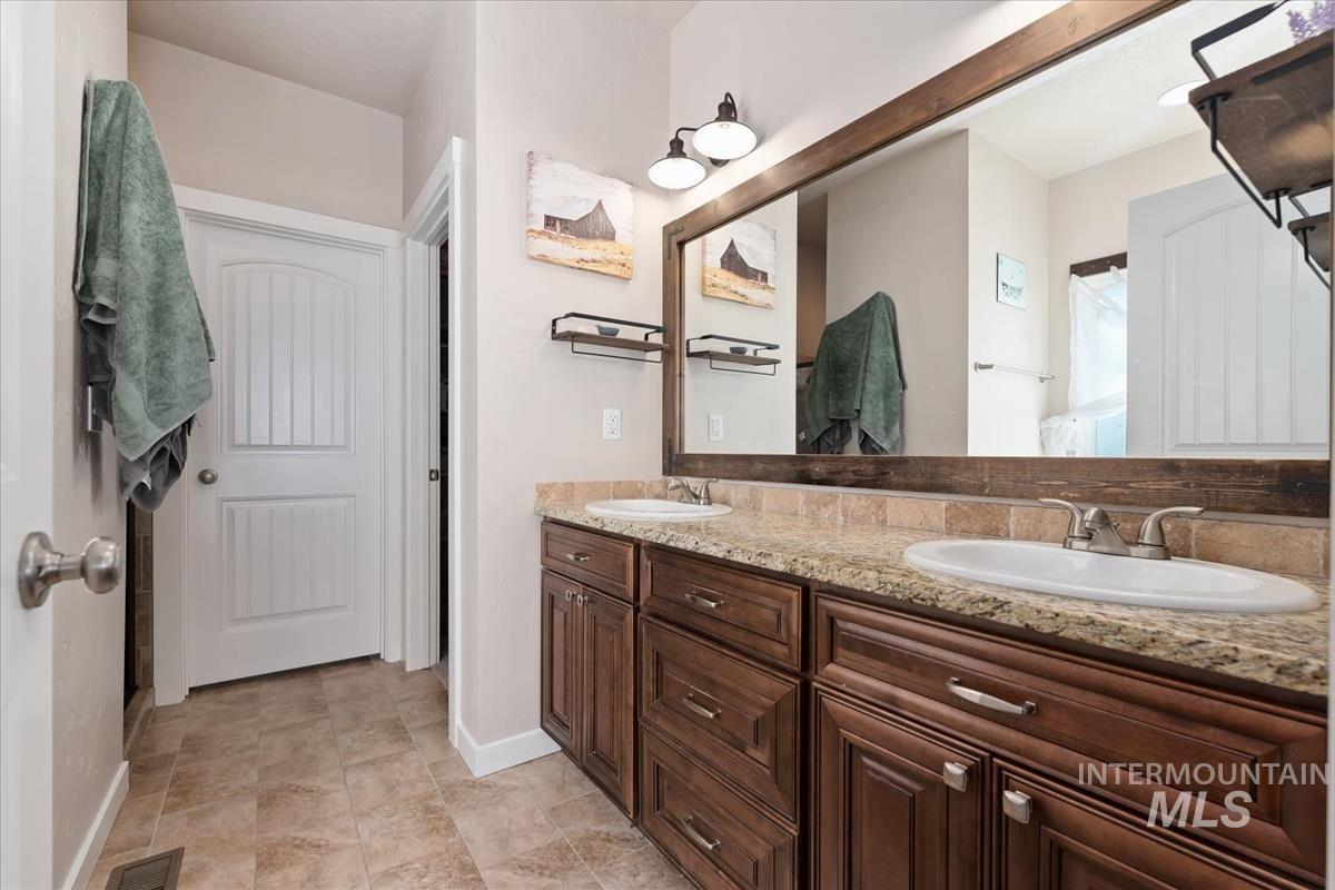 23906 Applewood, Wilder, Idaho 83676, 4 Bedrooms, 2 Bathrooms, Residential For Sale, Price $825,000,MLS 98983787