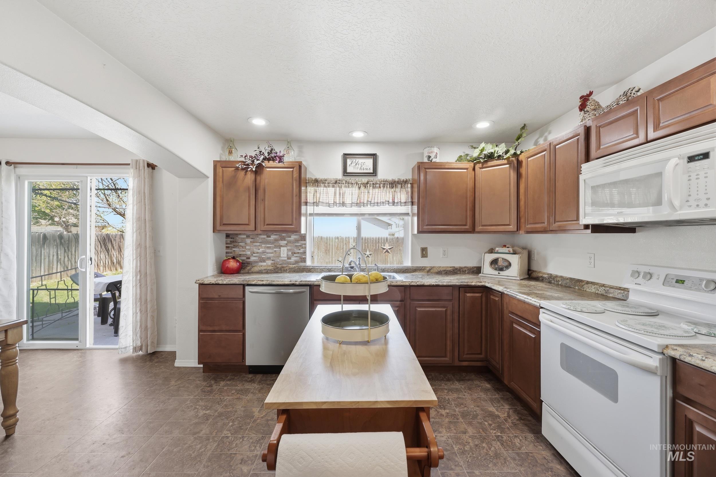 3700 E Sandyford Ave, Nampa, Idaho 83686, 4 Bedrooms, 2.5 Bathrooms, Residential For Sale, Price $407,500,MLS 98983793