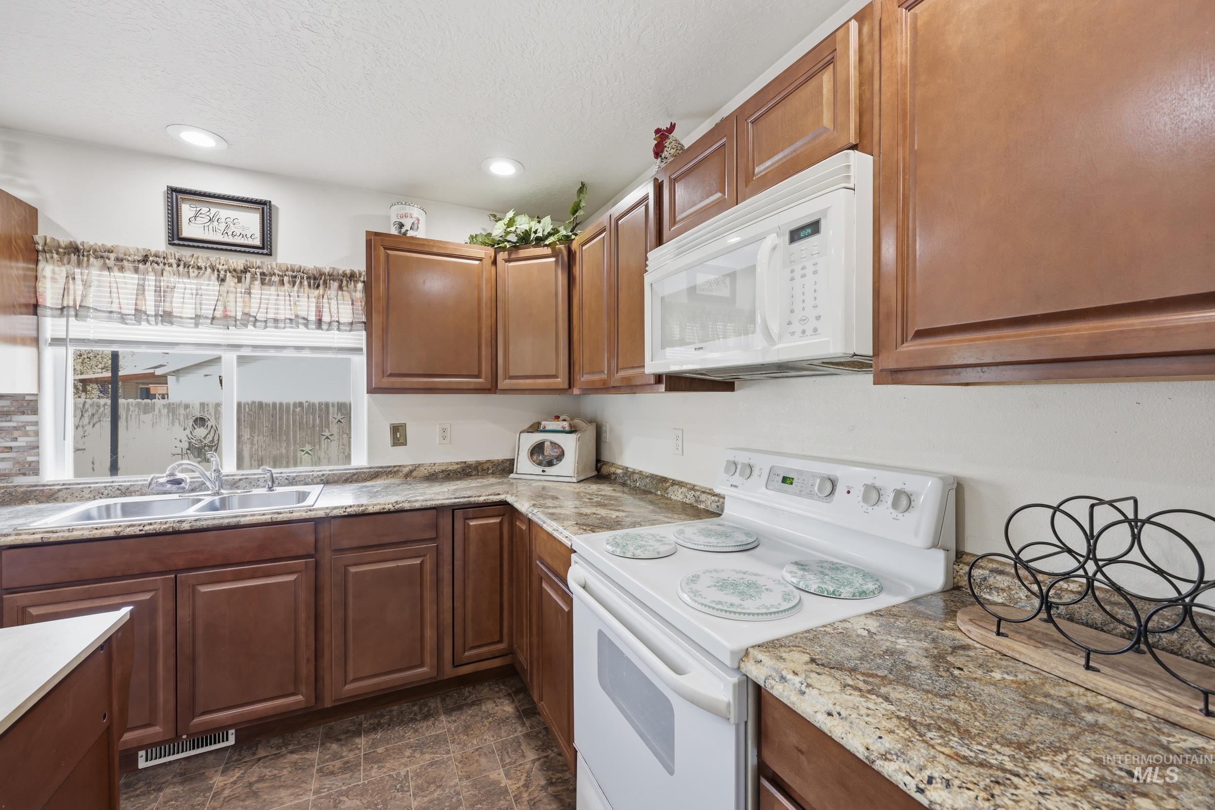 3700 E Sandyford Ave, Nampa, Idaho 83686, 4 Bedrooms, 2.5 Bathrooms, Residential For Sale, Price $407,500,MLS 98983793