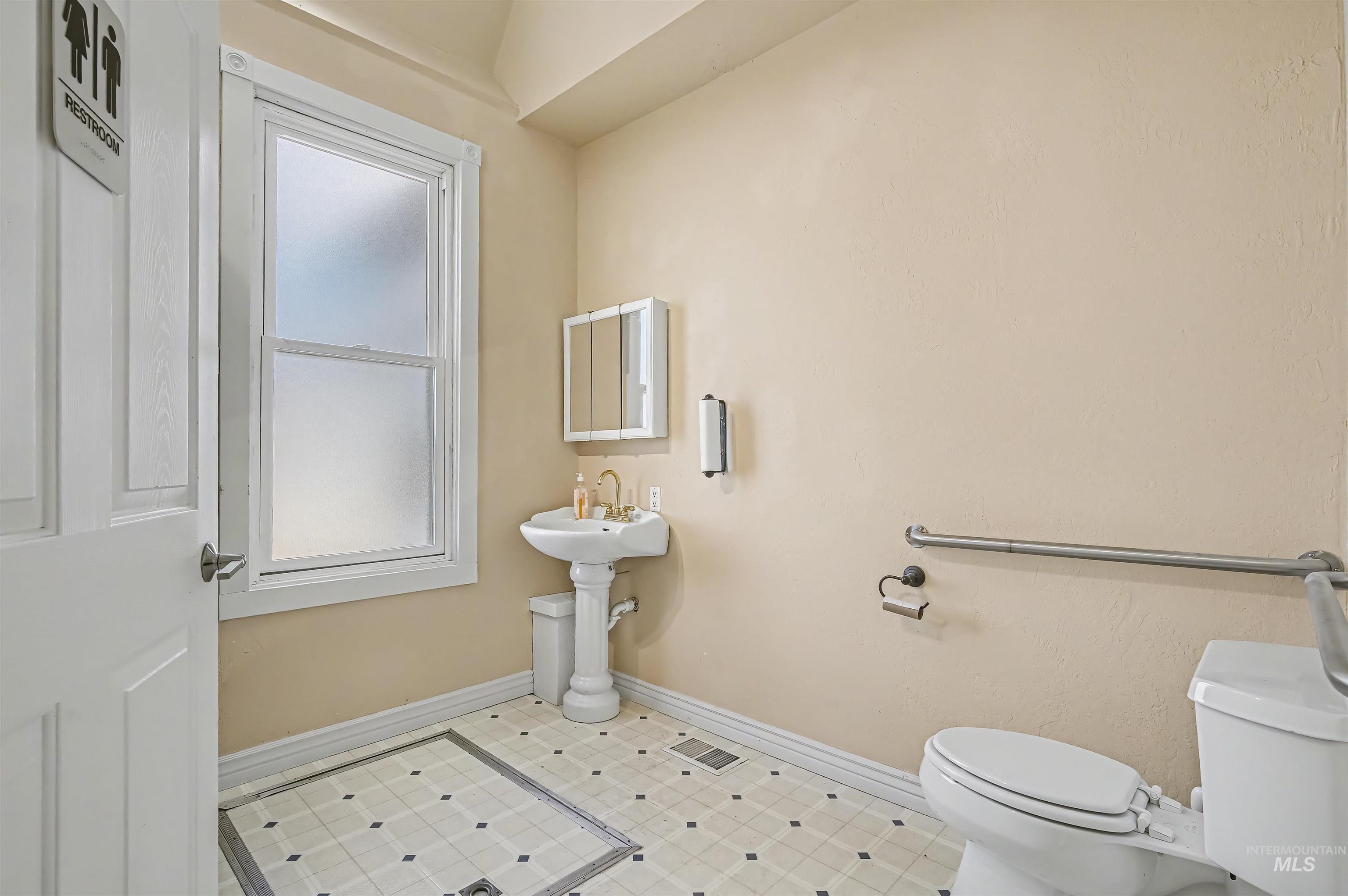 315 S 7th Ave, Nampa, Idaho 83651, 7 Rooms, Business/Commercial For Sale, Price $524,900, 98983811