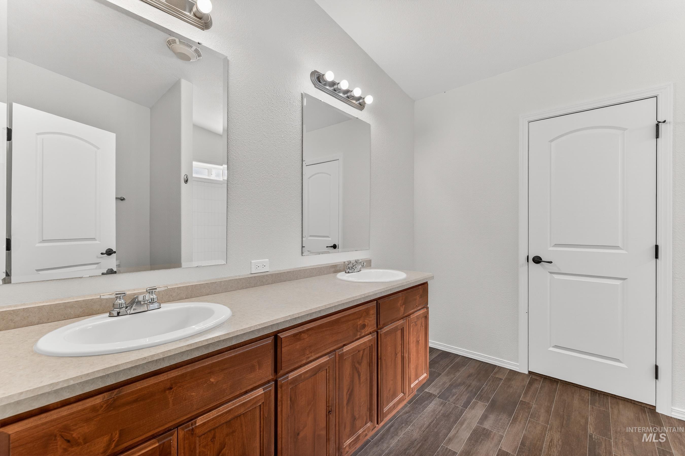 1649 Crown Point Pkwy, Cascade, Idaho 83611, 3 Bedrooms, 2 Bathrooms, Residential For Sale, Price $554,900, 98983815